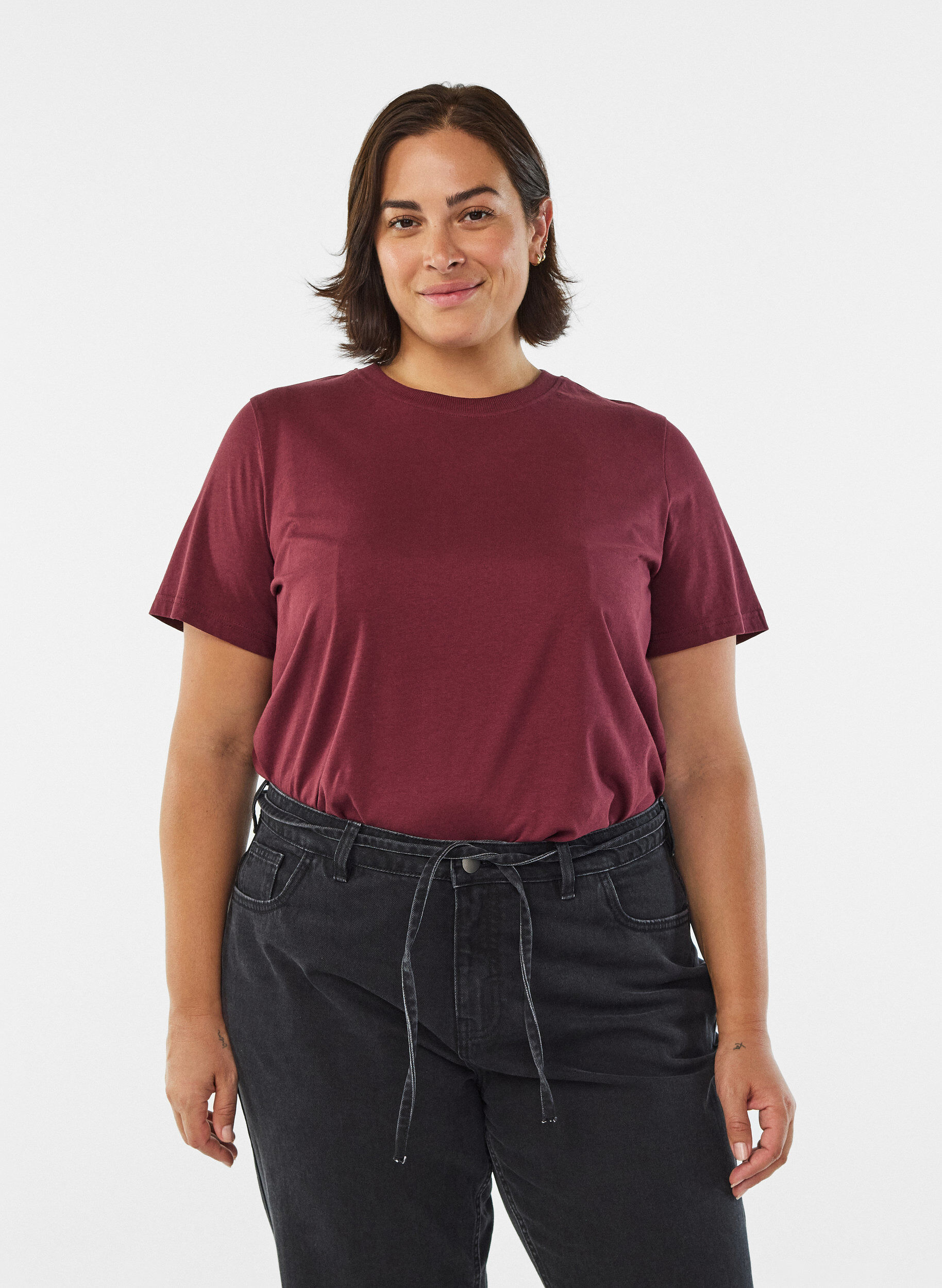 Basic-T-Shirt aus Baumwolle mit Rundhalsausschnitt., Dunkles Bordeaux, Model