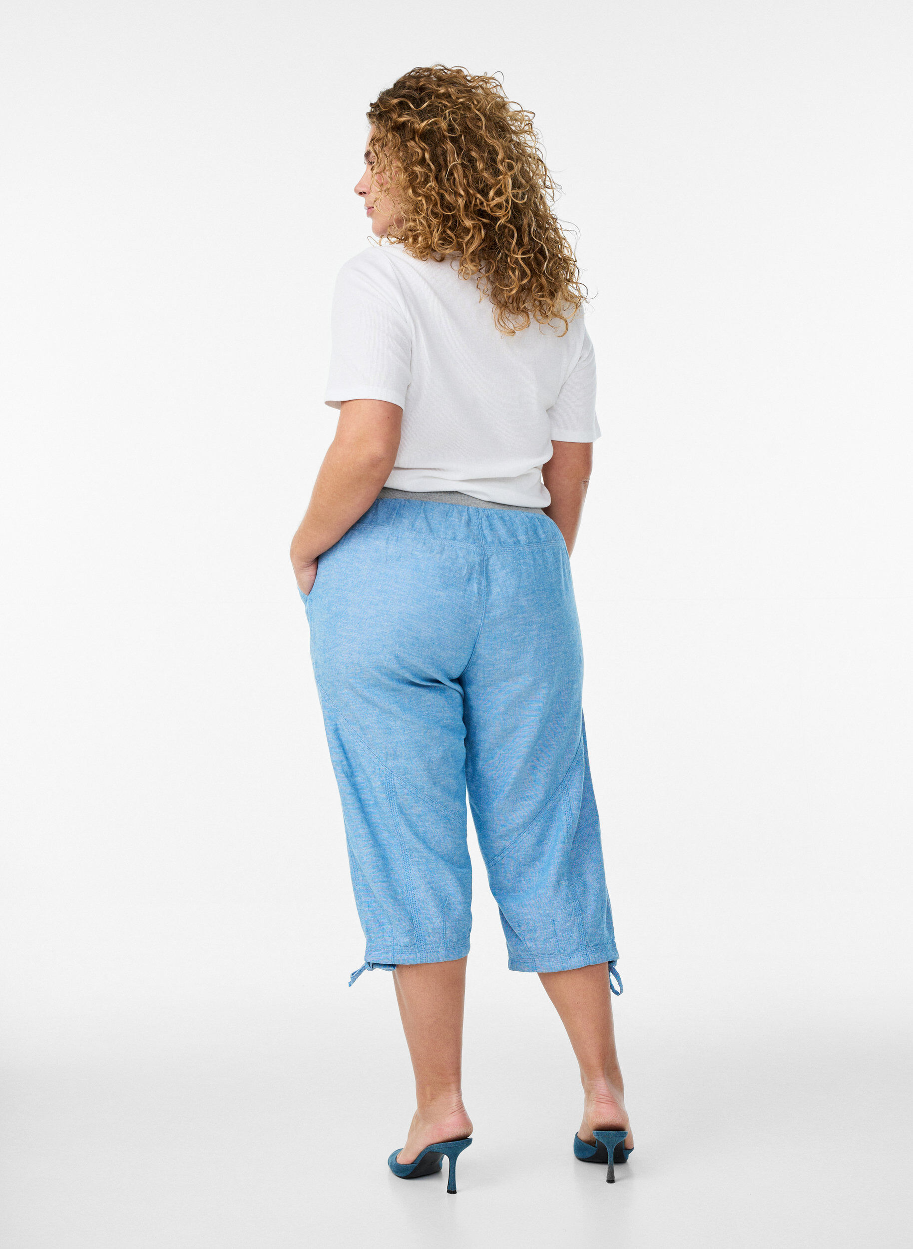 ZizziCaprihose aus Baumwolle und Leinen mit elastischem Bund und Bindeband, Blau, Model image number 1