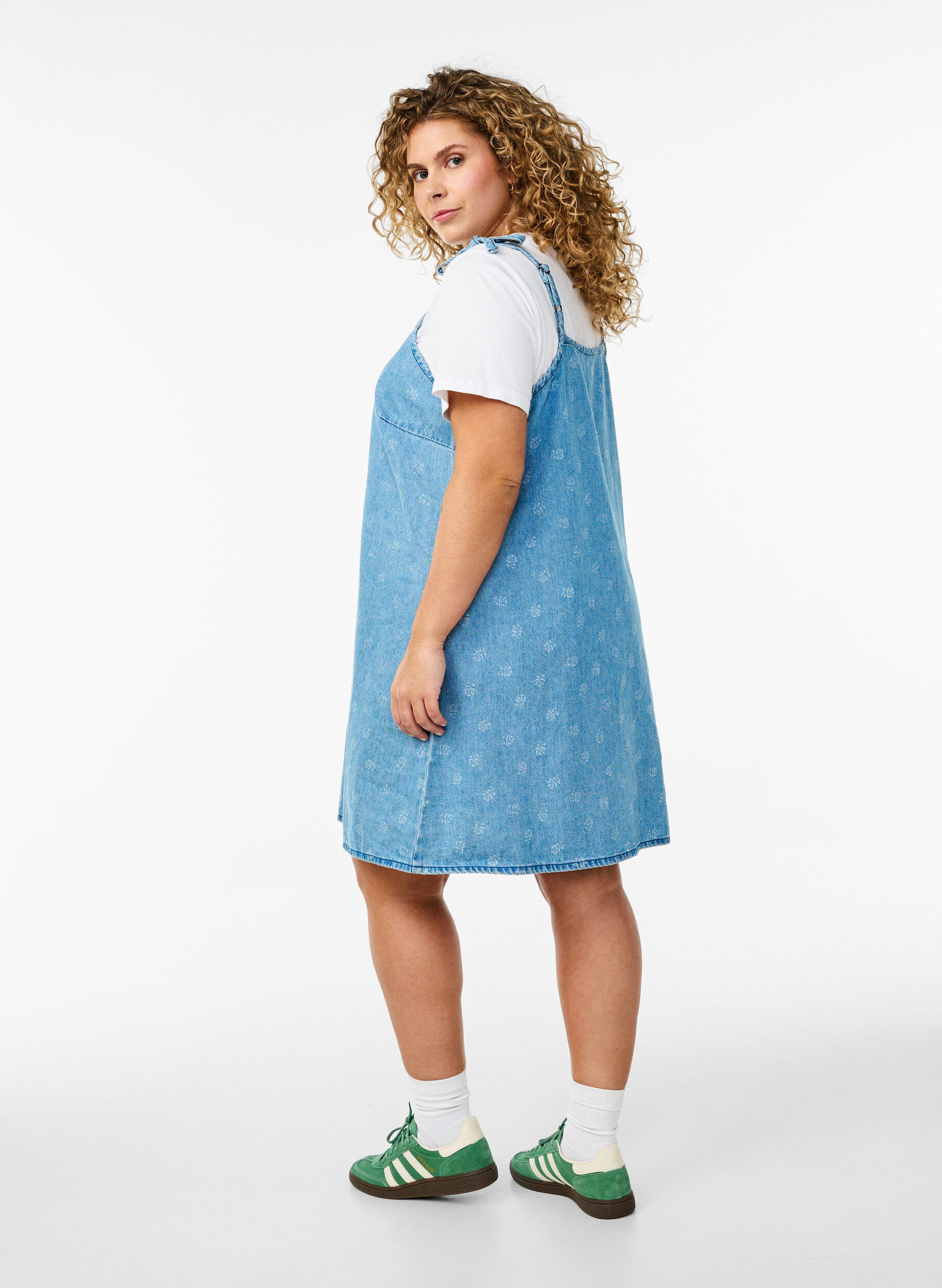 ZizziKurzes Jeanskleid mit verstellbaren Tr&auml;gern, LBD w. Flower, Model image number 1