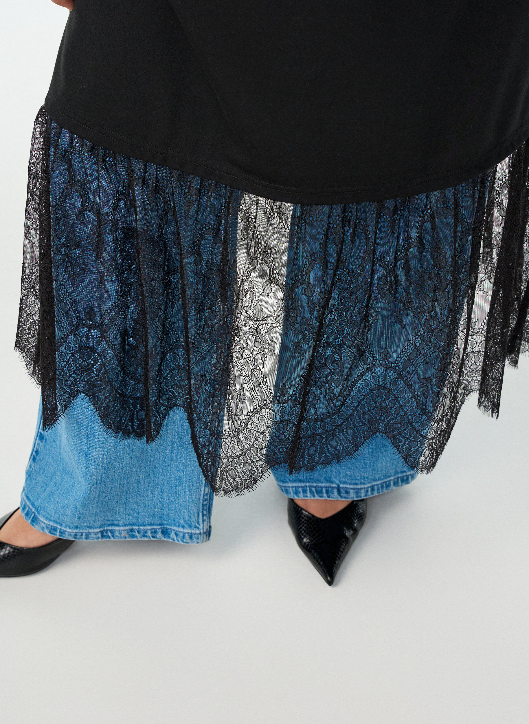 ZizziT-Shirt-Kleid aus Jersey mit einer Lage aus Spitze, Schwarz, Model image number 2