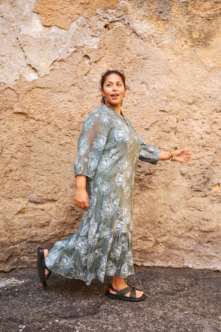 Gr&uuml;nes Midikleid mit gebl&uuml;mten Mustern, , Model