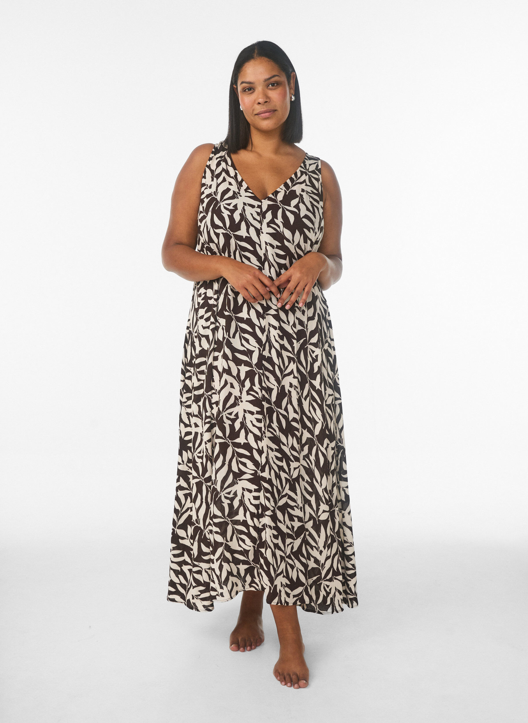 &Auml;rmelloses Maxikleid in A-Linie mit V-Ausschnitt, Braun, Model