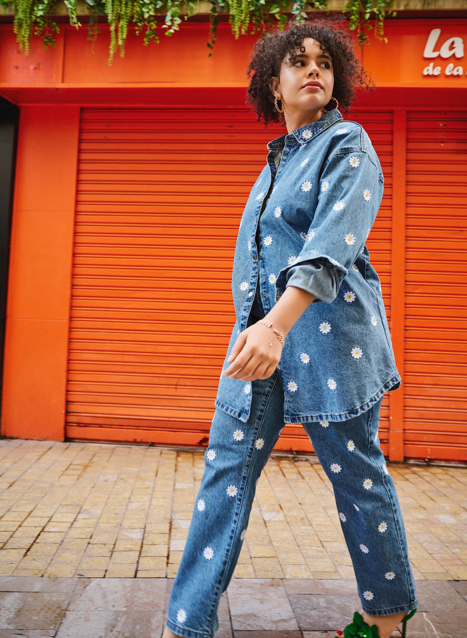 ZizziLockeres Jeanshemd mit aufgestickten G&auml;nsebl&uuml;mchen, L.B. Flower, Image image number 0