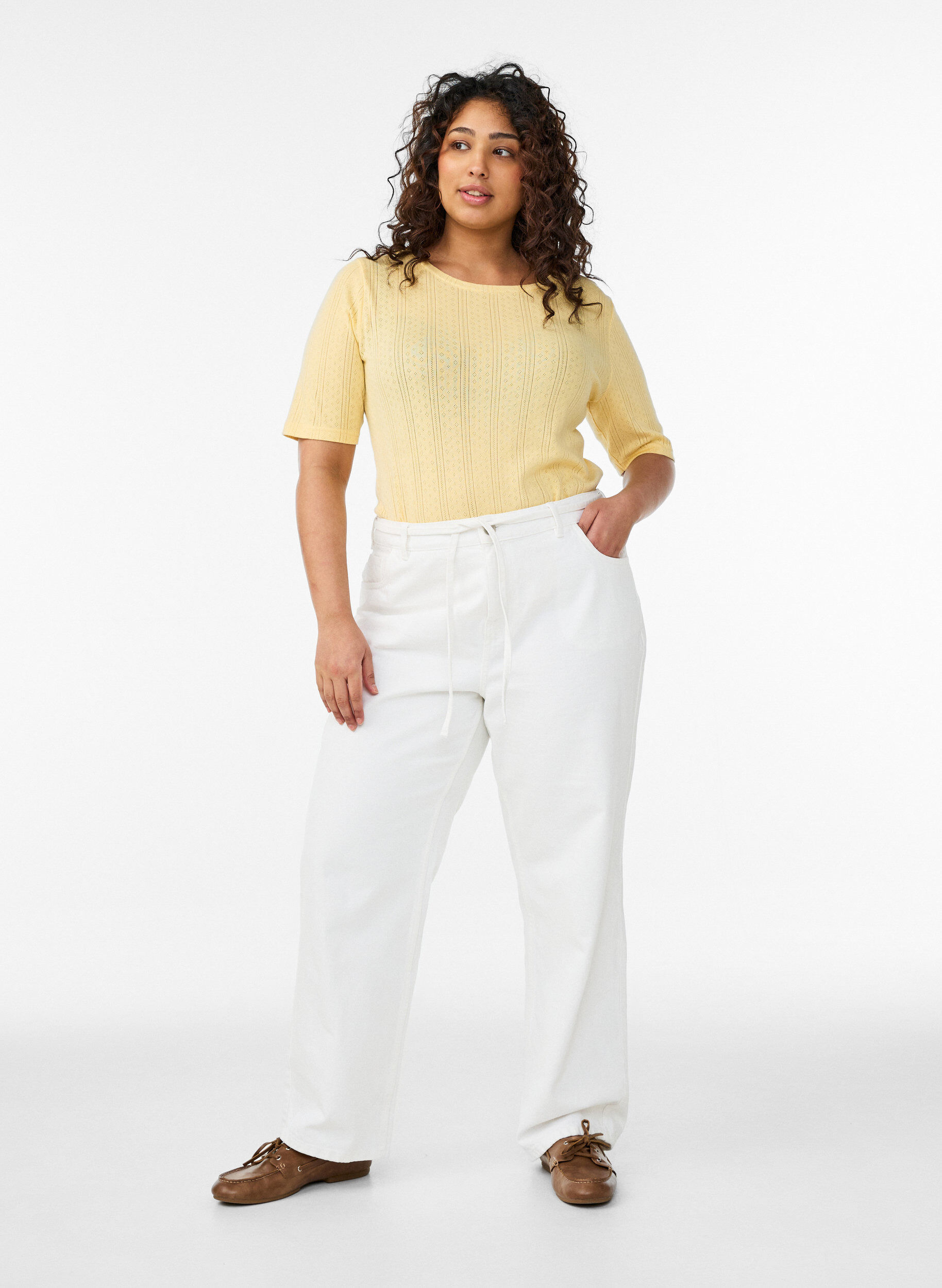 ZizziT-Shirt aus Baumwolle mit Lochstickerei, Gelb, Model image number 1