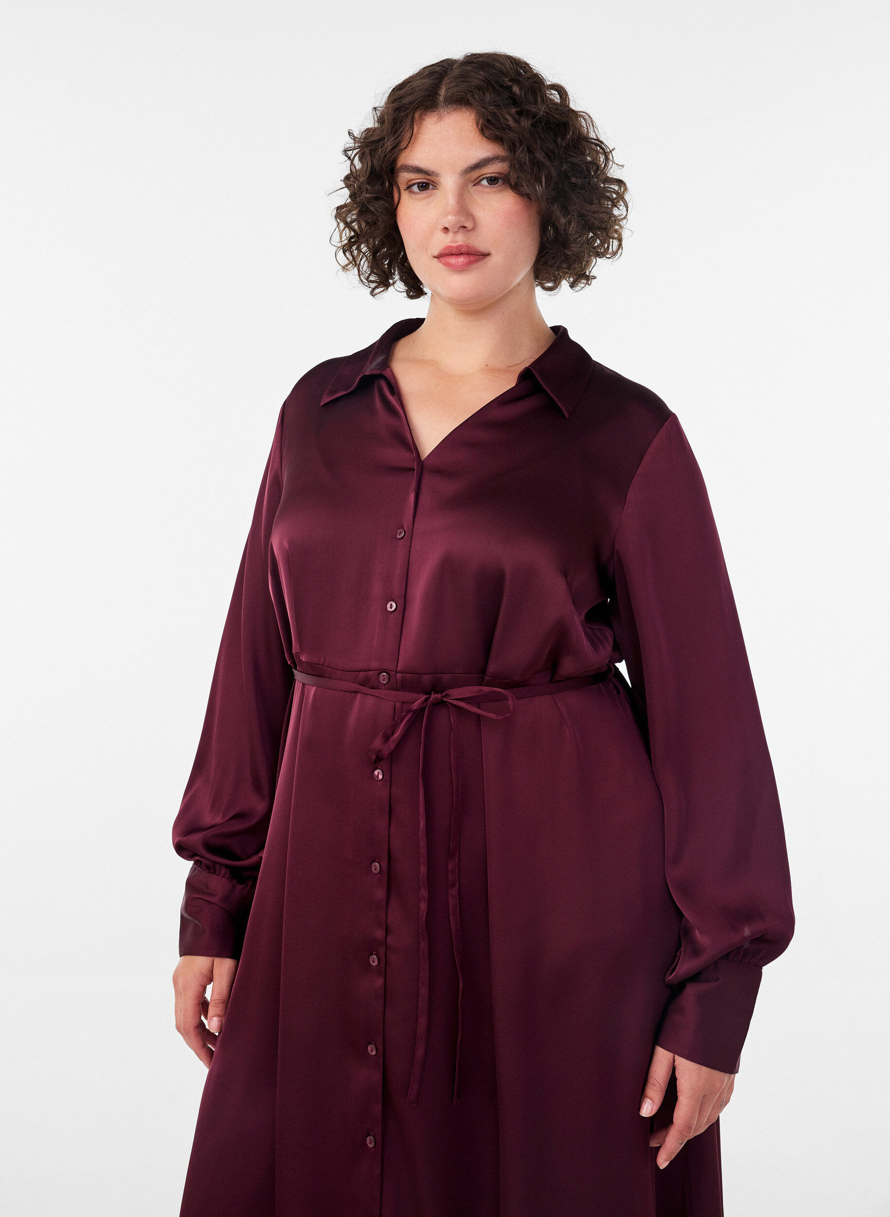 Hemdblusenkleid aus Satin mit einem Bindeg&uuml;rtel, Rot, Model