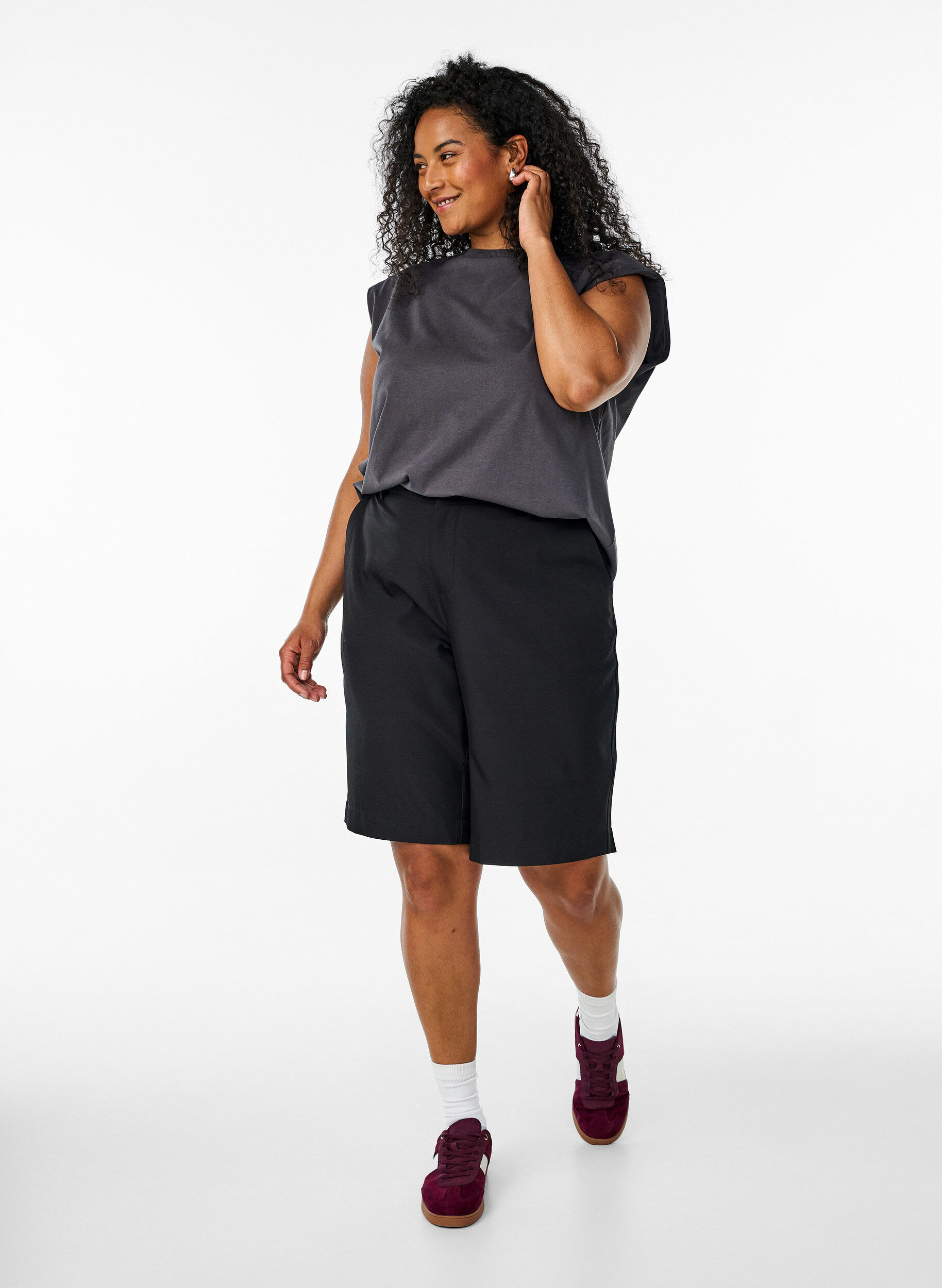 Zizzi&Auml;rmellose Jerseybluse mit Schulterpolstern., Grau, Model image number 1