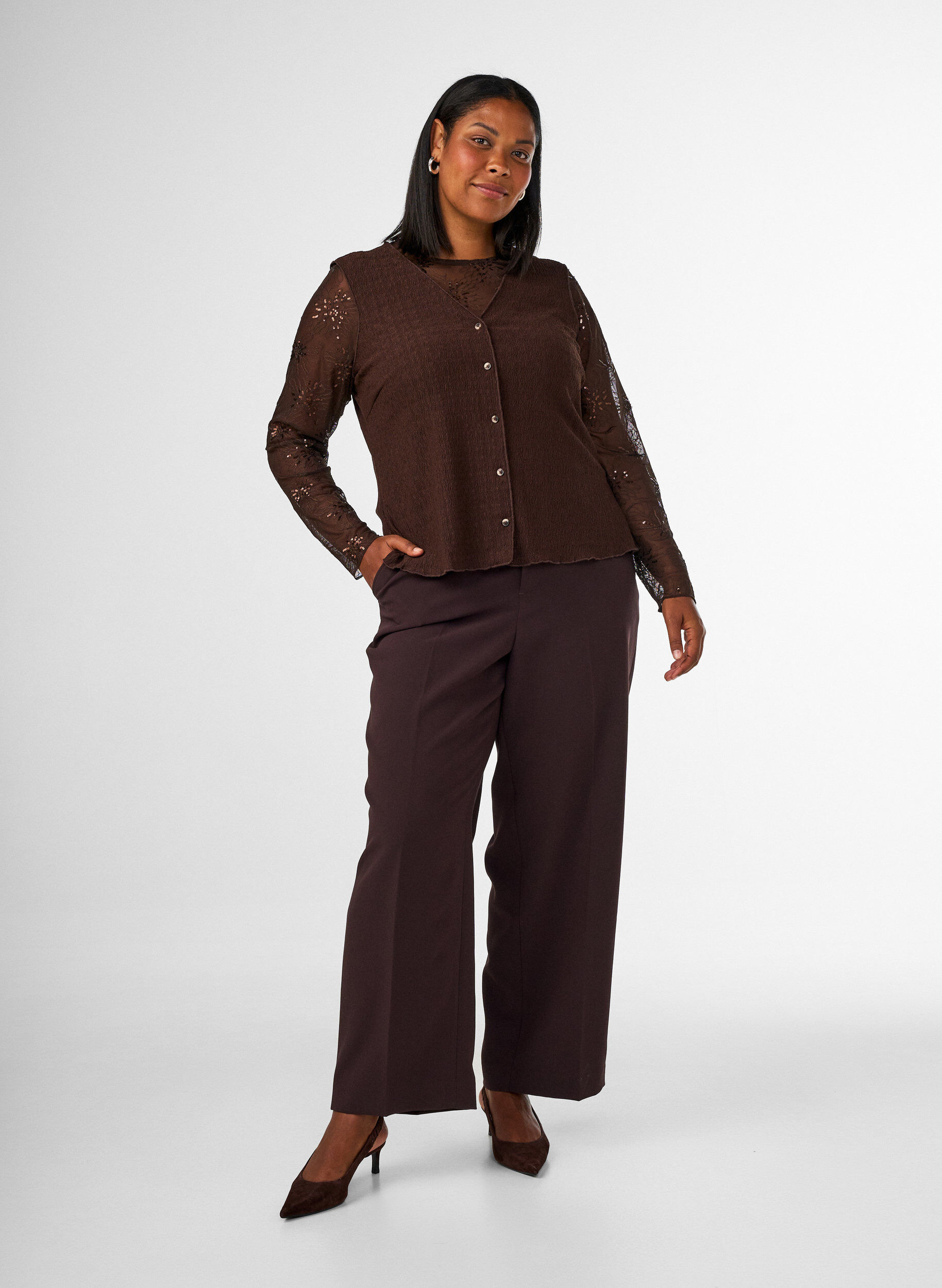 Zizzi&Auml;rmelloses Top mit welliger Struktur und Knopfverschluss, Braun, Model image number 1