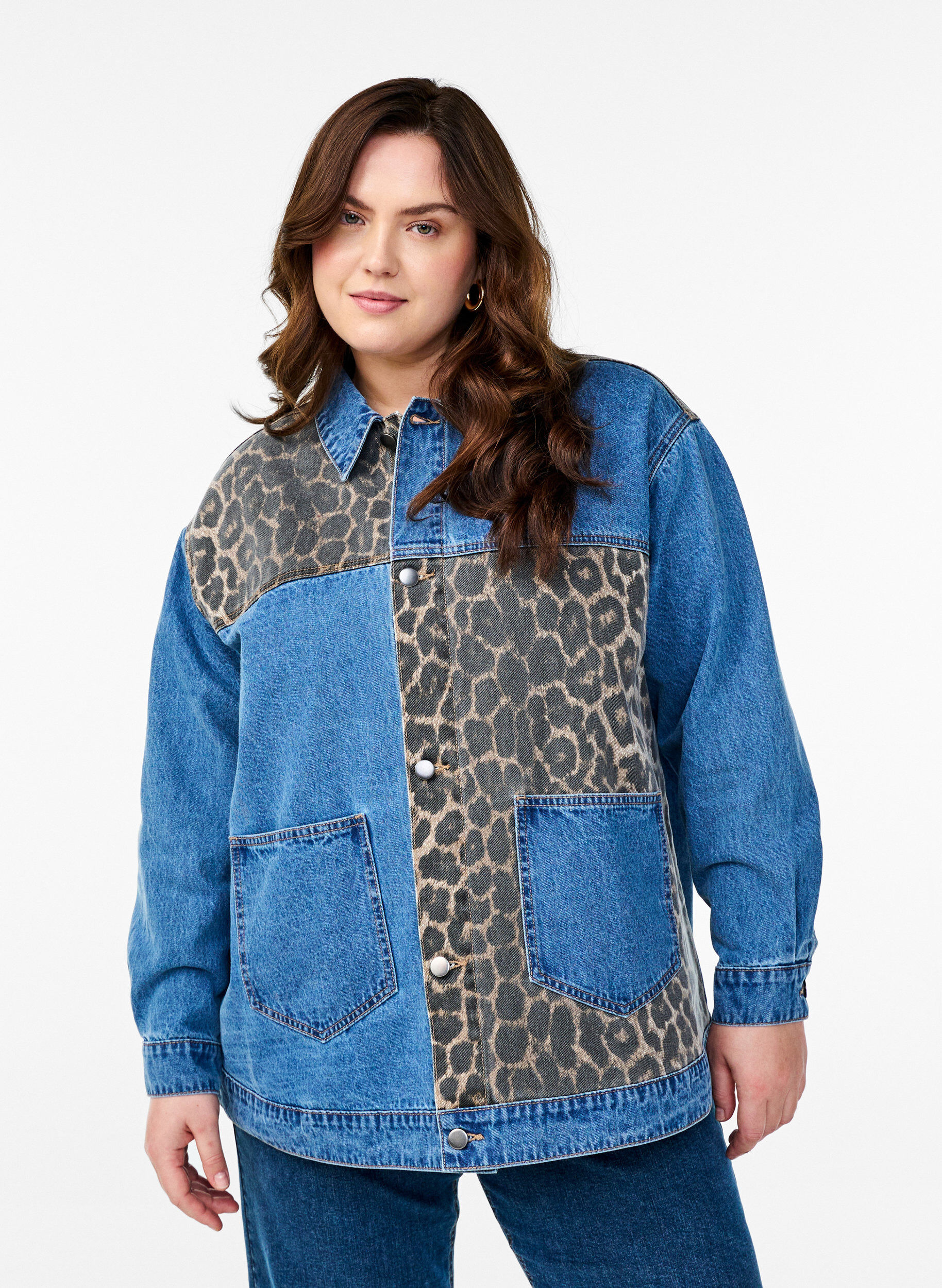 Jeanshemd mit Leopardenmuster-Details, Blau, Model
