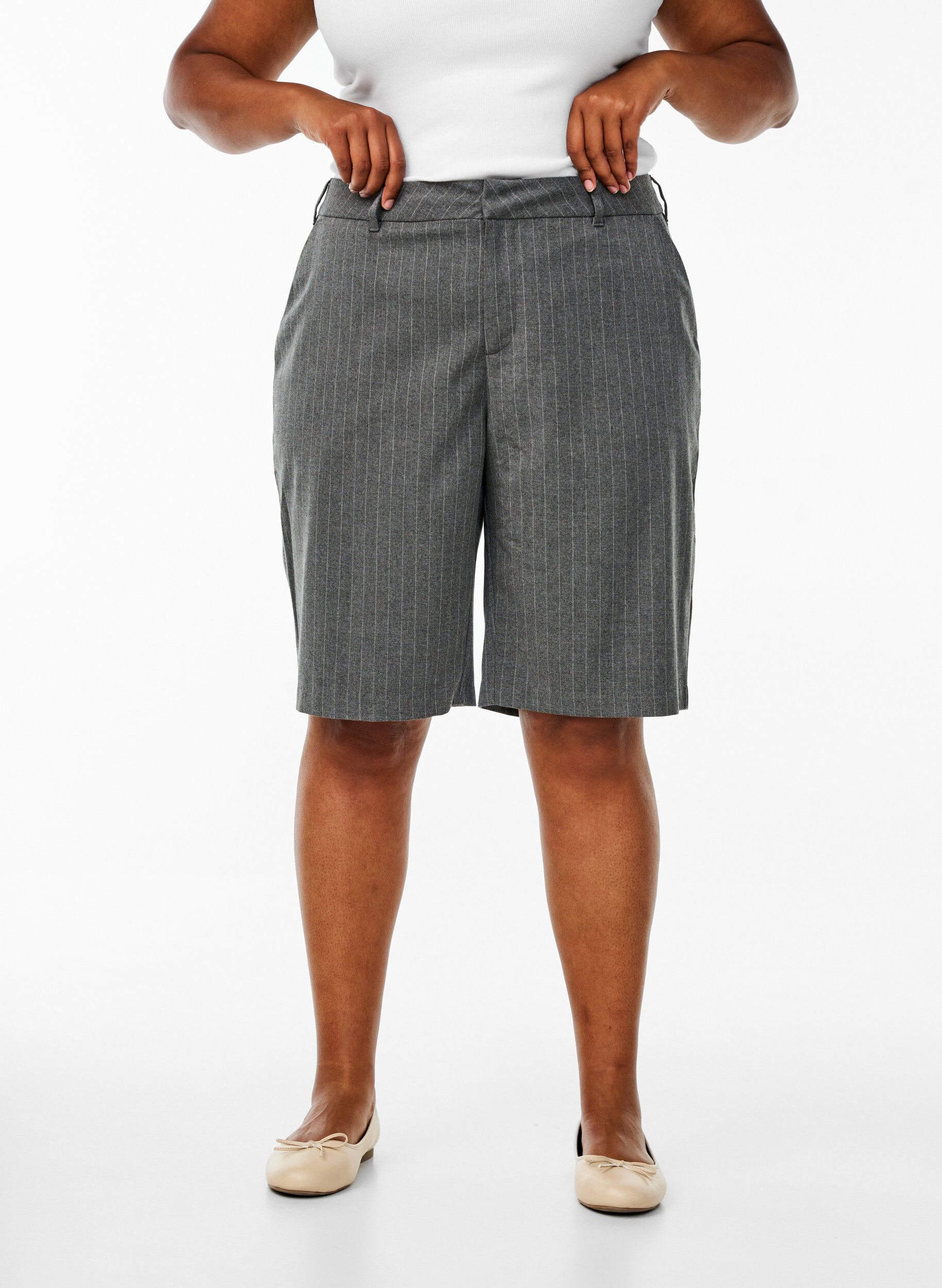 ZizziBermuda-Shorts mit Nadelstreifen und lockerer Passform, Grau, Model image number 3