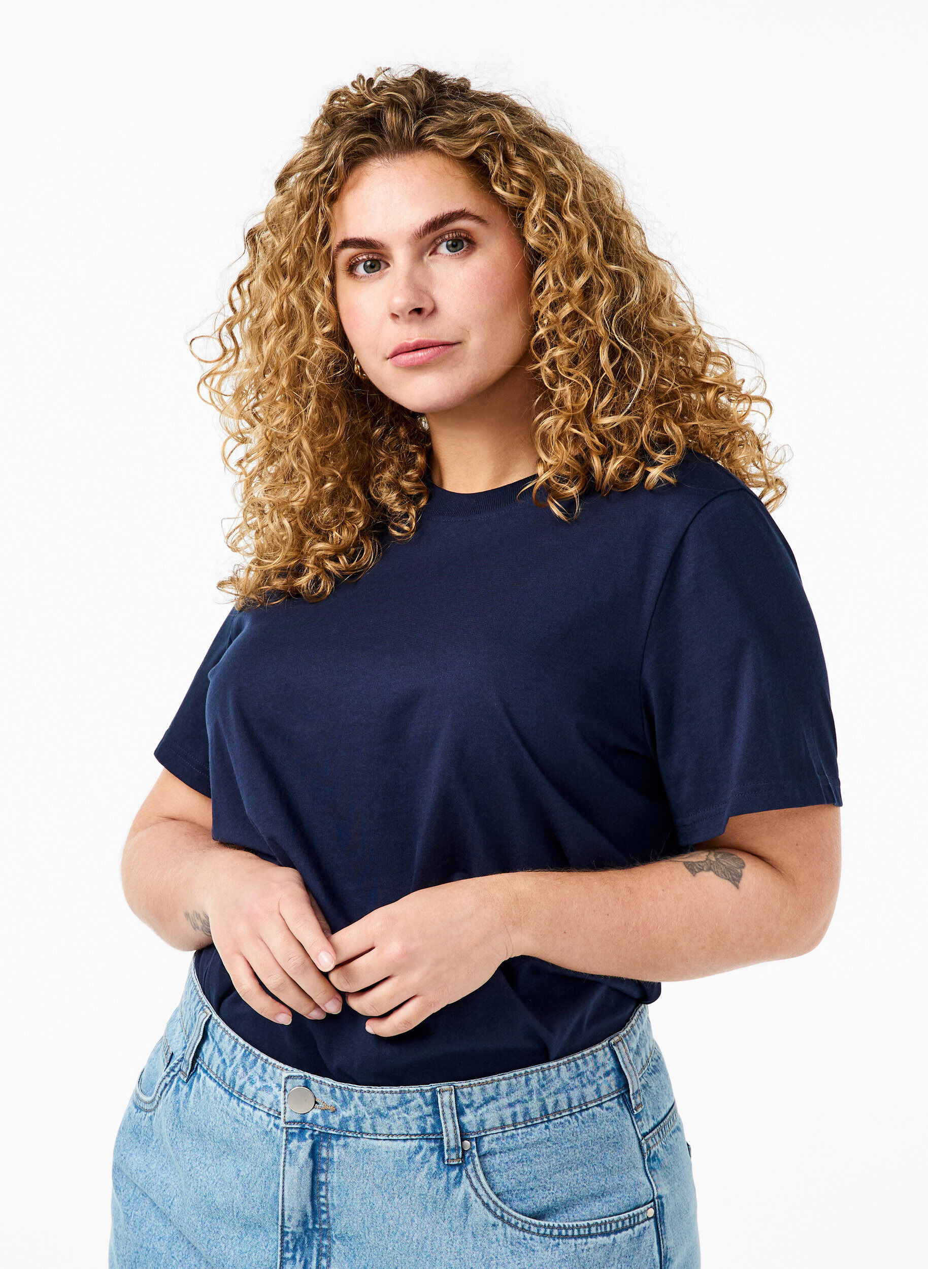 Basic-T-Shirt aus Baumwolle mit Rundhalsausschnitt, Blau, Model