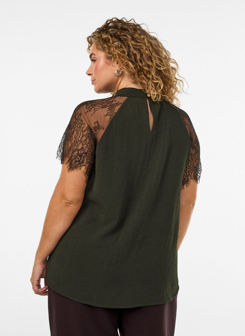 Bluse mit kurzen &Auml;rmeln aus Spitze und hohem Kragen, Gr&uuml;n, Model image number 2
