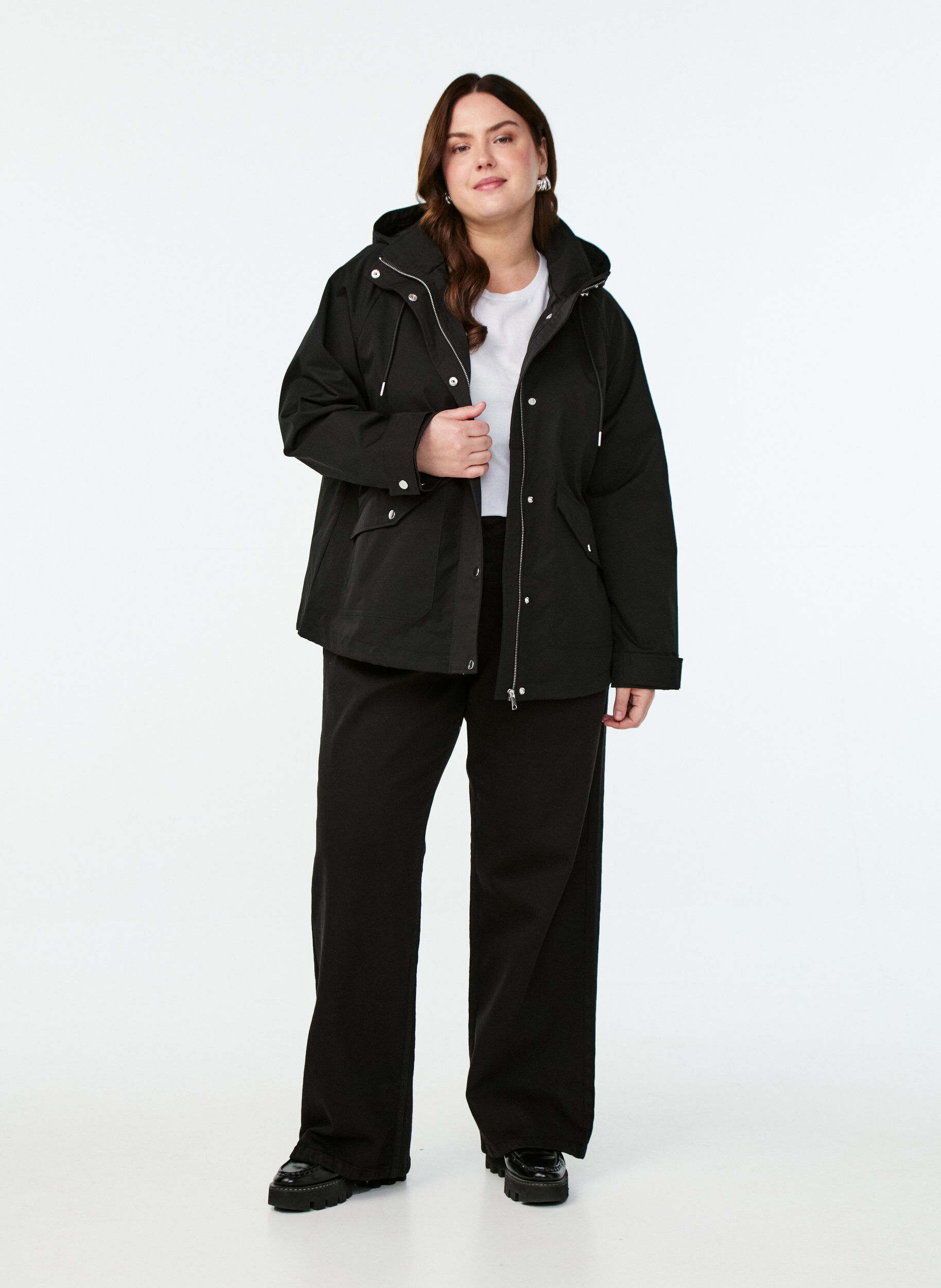 ZizziKurze Fr&uuml;hlingsjacke mit abnehmbarer Kapuze, Schwarz, Model image number 1