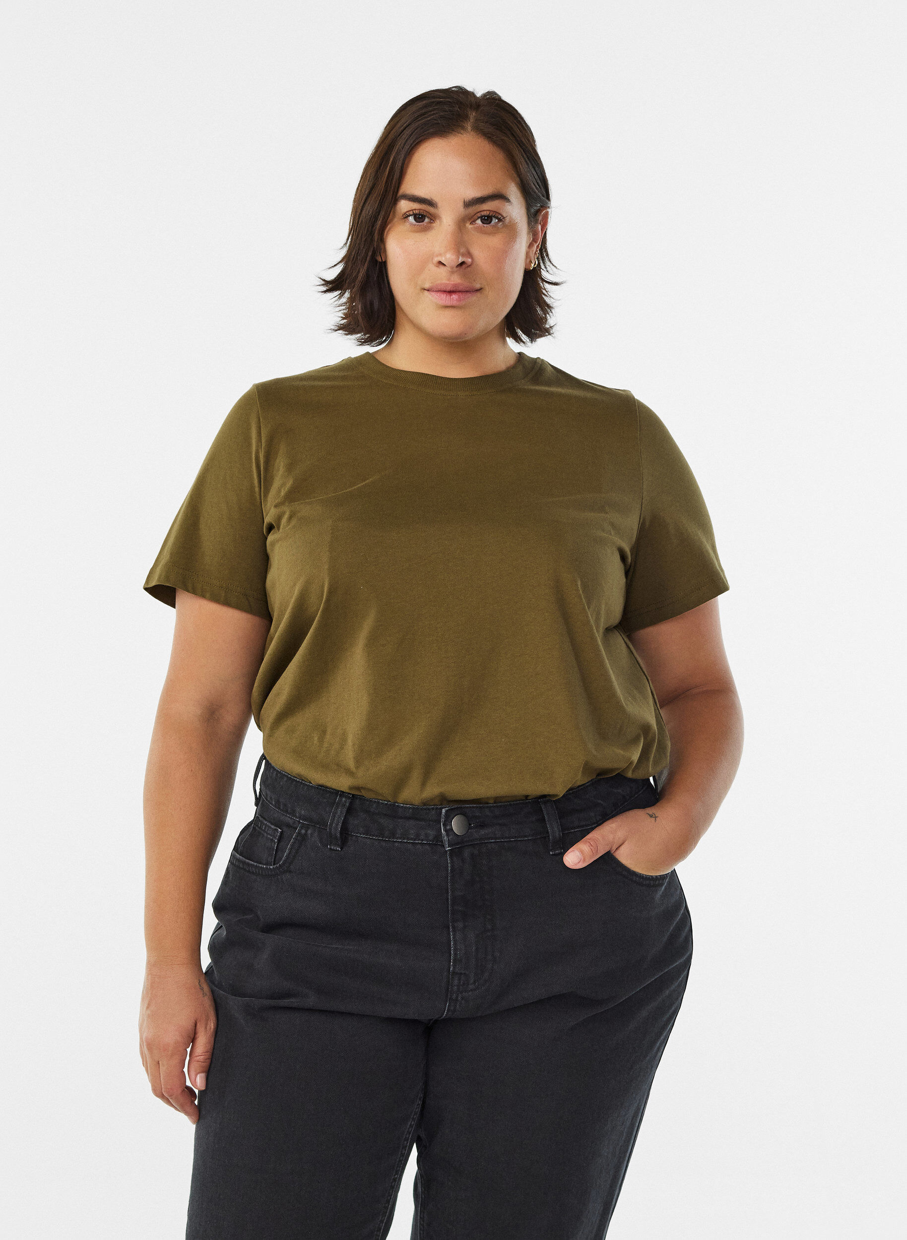 Basic-T-Shirt aus Baumwolle mit Rundhalsausschnitt, Gr&uuml;n, Model
