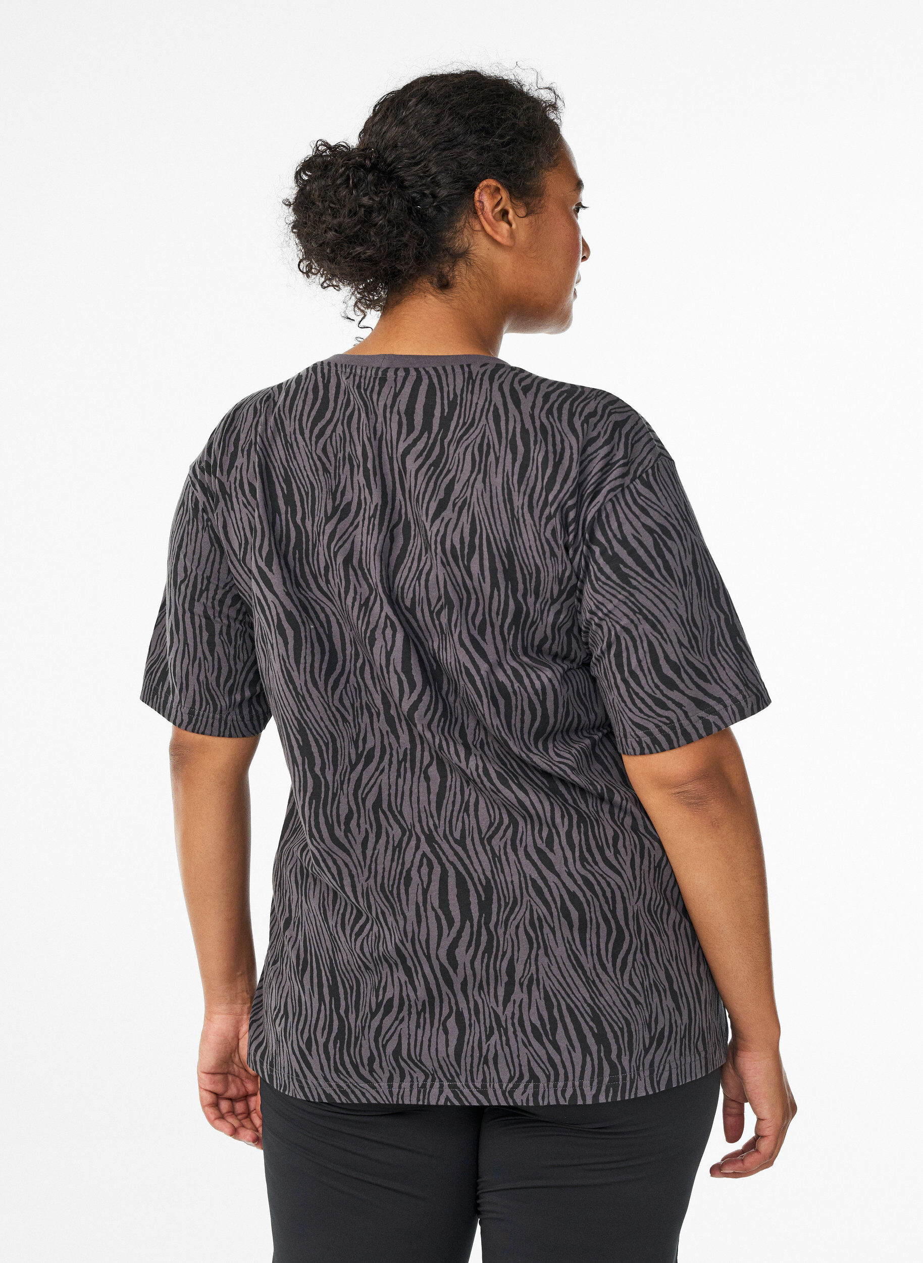 ZizziTrainingsshirt aus Bio-Baumwolle mit Zebraprint, Grau, Model image number 2
