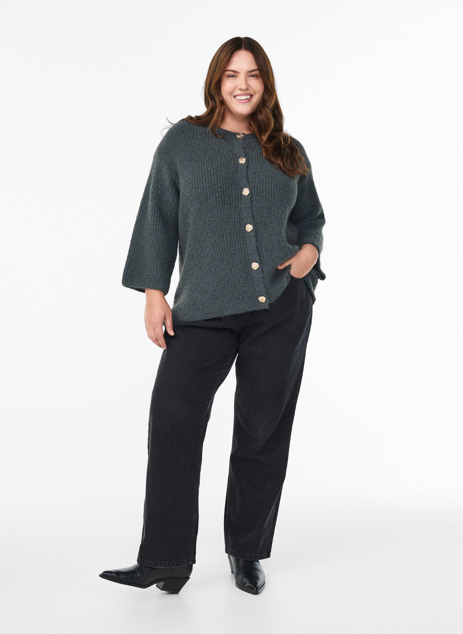 ZizziKurzer Cardigan mit 3/4-&Auml;rmeln und goldenen, strukturierten Kn&ouml;pfen, Gr&uuml;n, Model image number 1