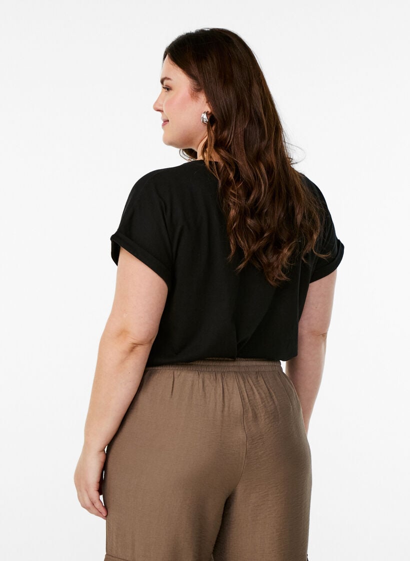 Kurz&auml;rmeliges T-Shirt aus einer Baumwollmischung, Schwarz, Model image number 2