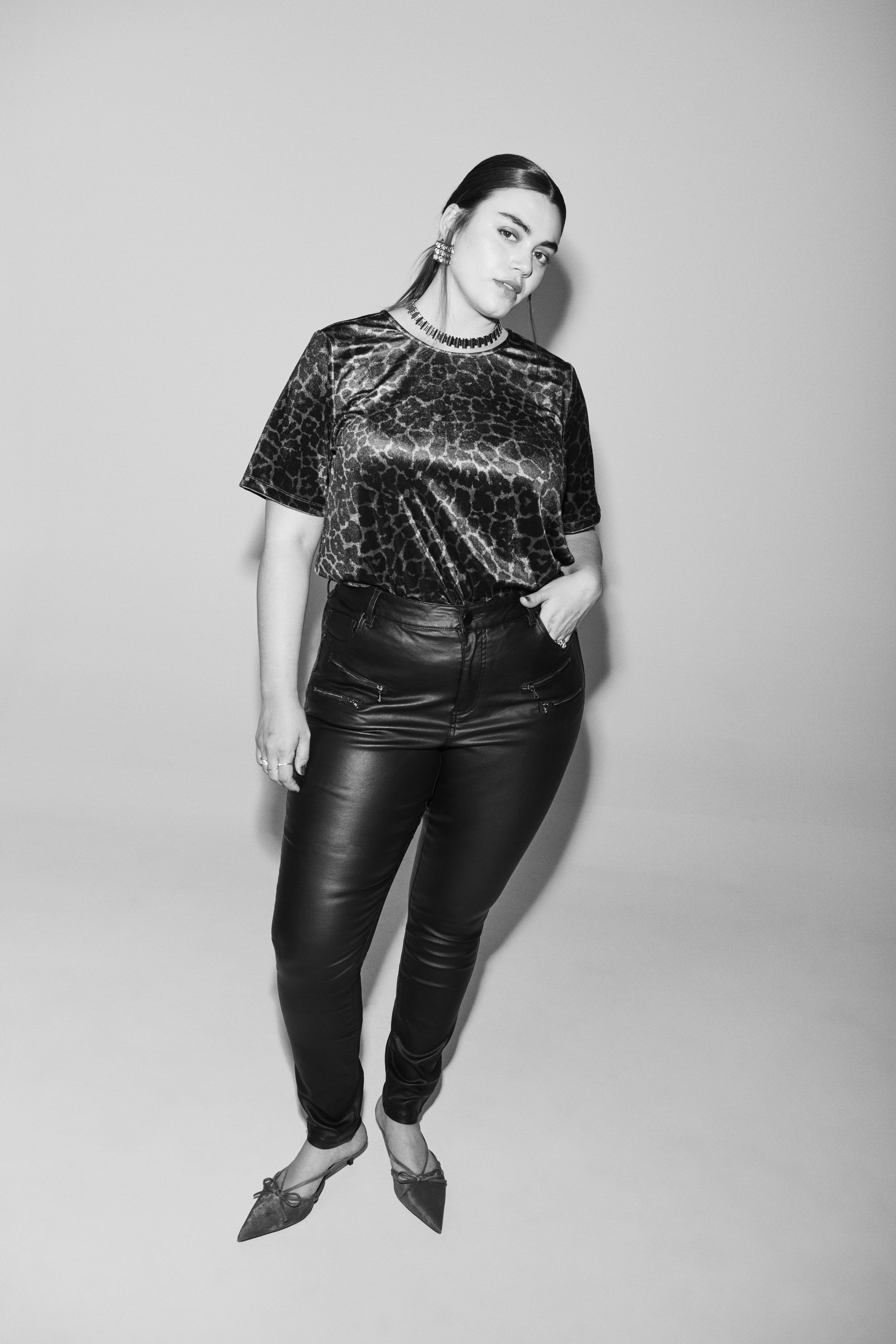 Velours-Oberteil mit Leopardenmuster, , Model