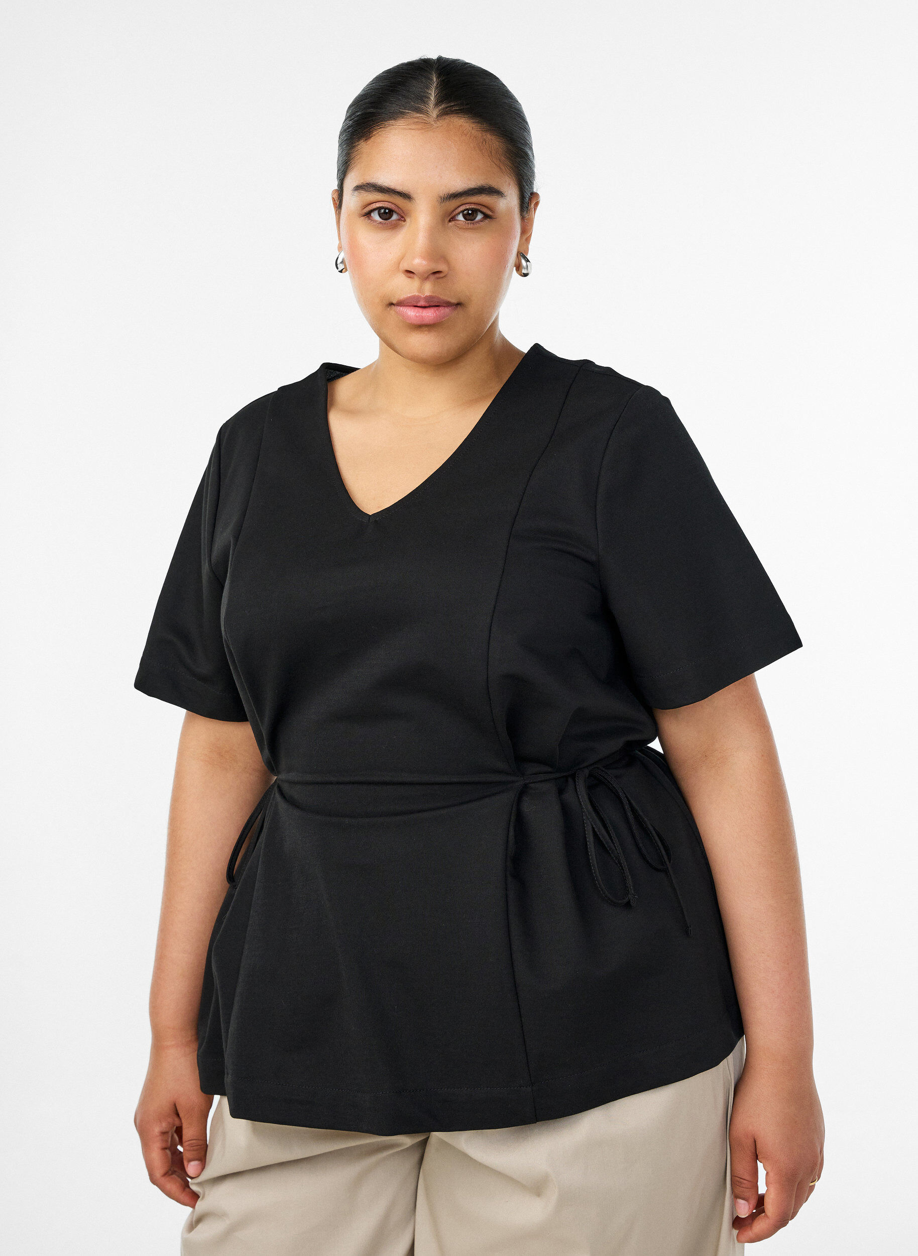 ZizziBluse aus einer Baumwollmischung mit V-Ausschnitt und Bindeband, Schwarz, Model image number 0