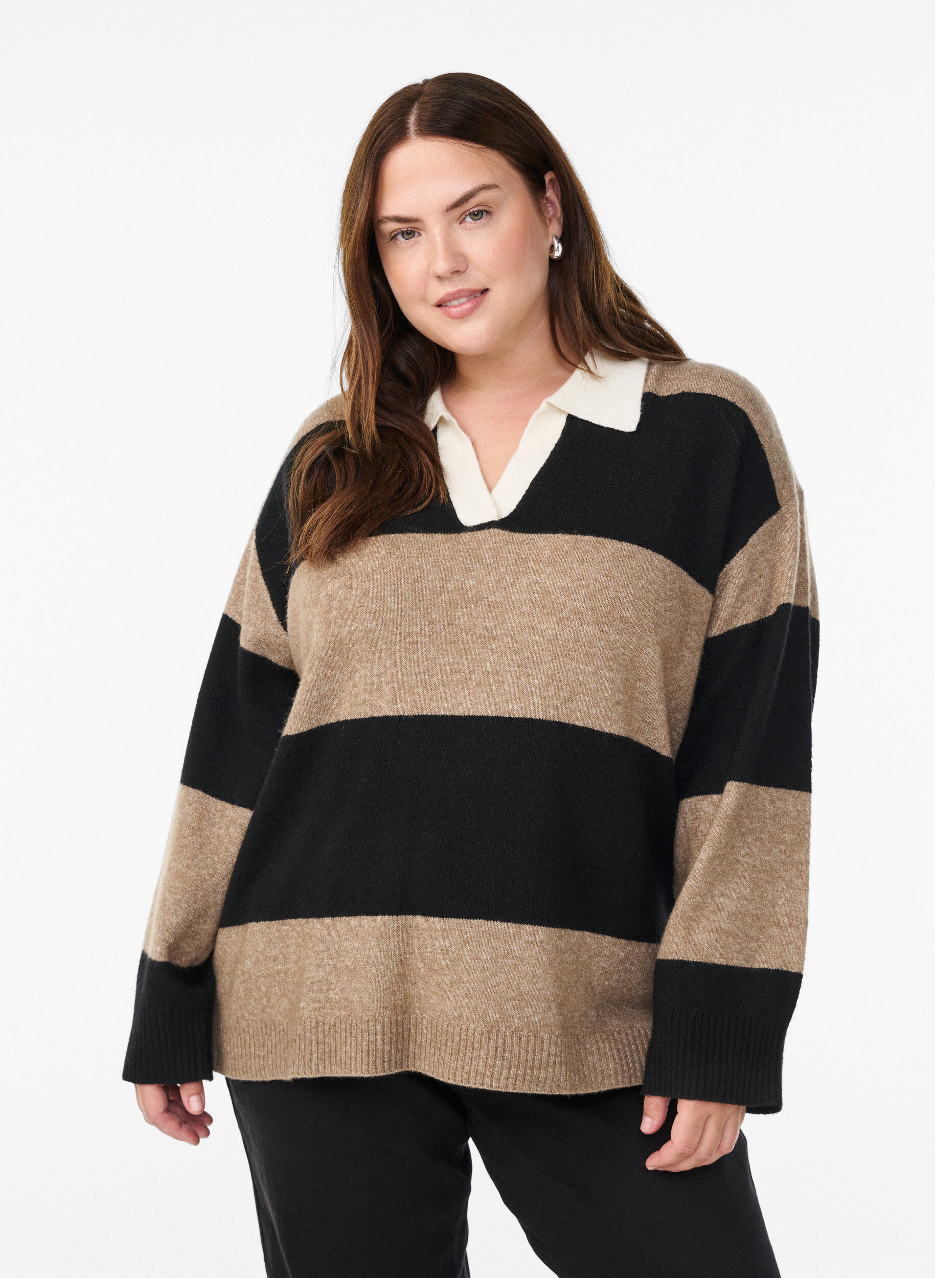 Strickbluse mit Kragen und V-Ausschnitt, Schwarz, Model