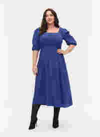 Gepunktetes Kleid aus Viskose mit Smock, R.Blue w. Black Dot, Model