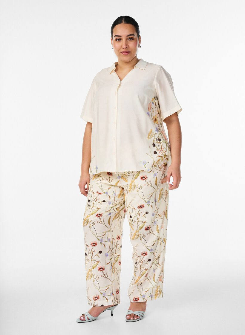 Hoch taillierte Hose aus Viskose mit Blumenmuster, Beige, Model