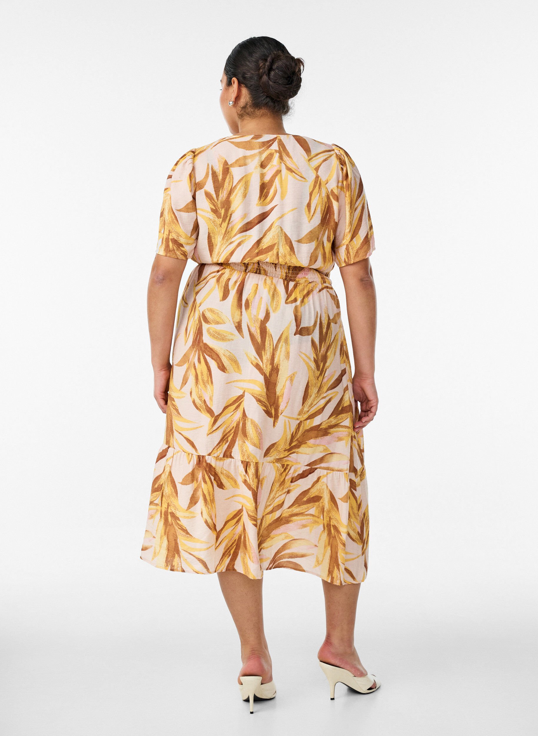 ZizziMidikleid aus Viskose mit Blattmuster und gesmokter Taille, Gelb, Model image number 1