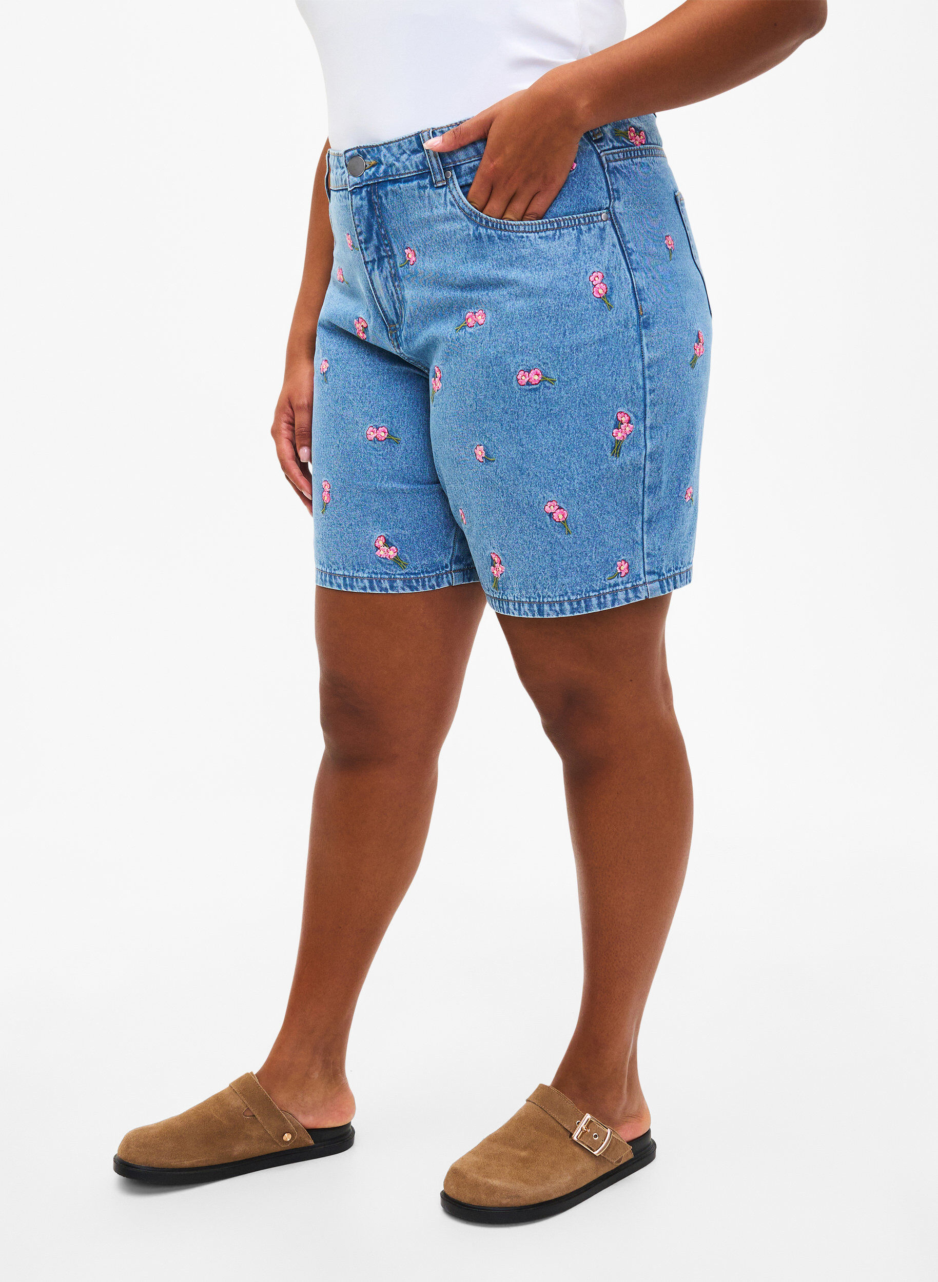 ZizziDenim-Shorts mit aufgestickten Blumen, Blau, Model image number 3