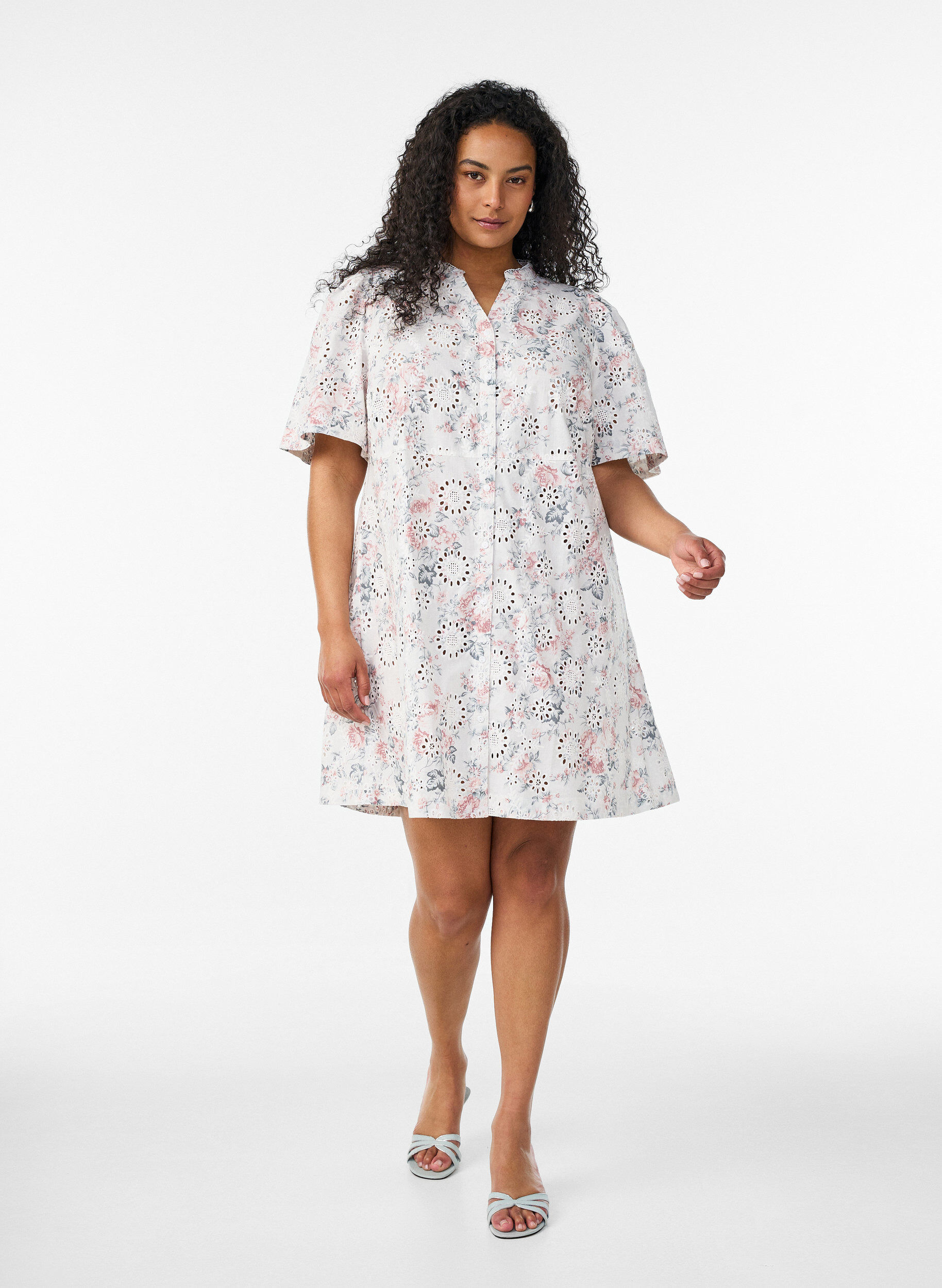 ZizziKleid aus Baumwolle mit gebl&uuml;mtem Muster und Broderie Anglaise, Vanille, Model image number 1