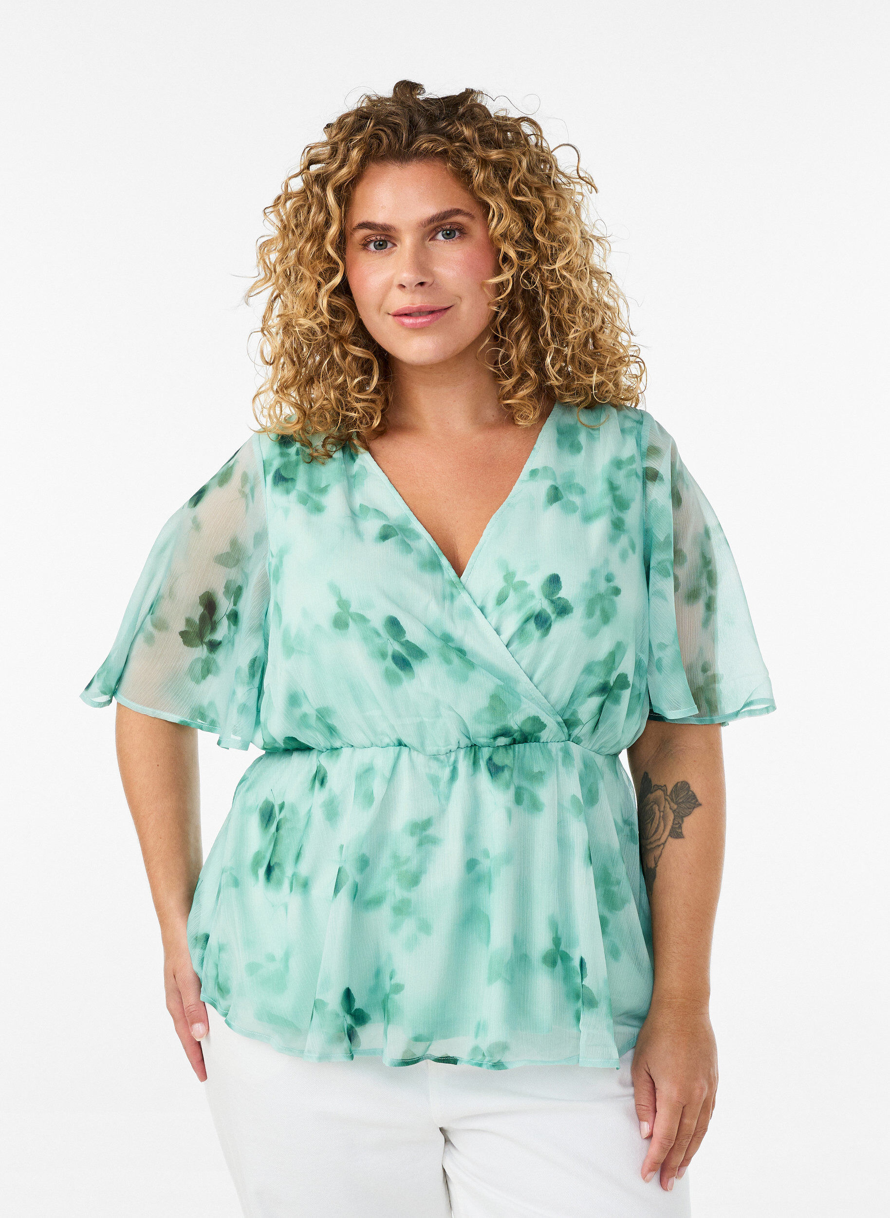 Gebl&uuml;mte Chiffonbluse mit kurzen &Auml;rmeln, Gr&uuml;n, Model