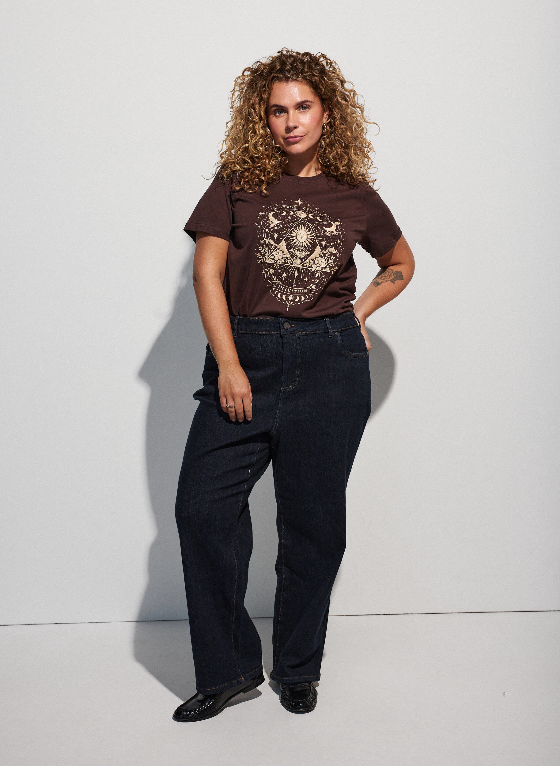 ZizziT-Shirt aus Baumwolle mit Frontprint, Braun, Model image number 1