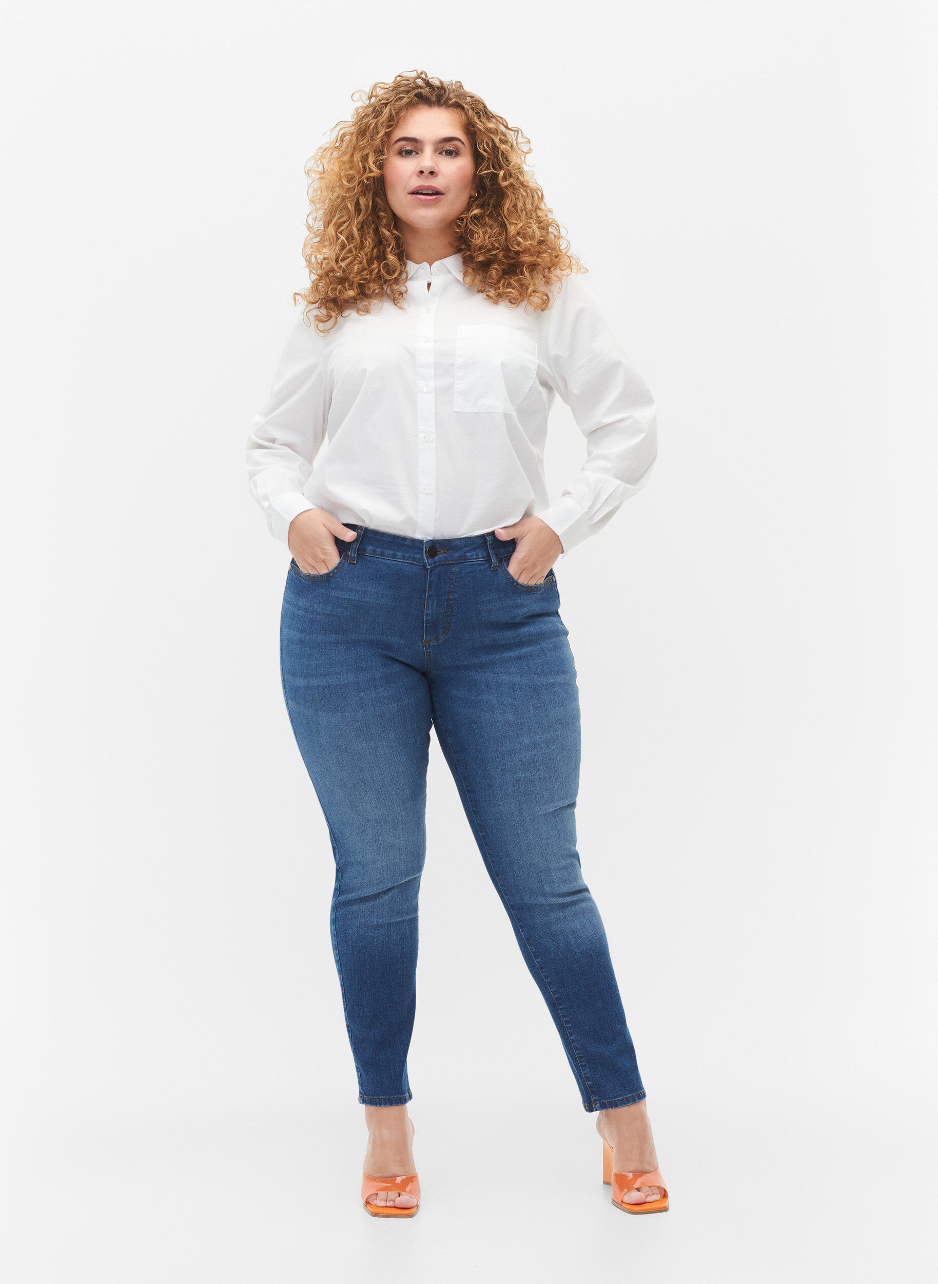 ZizziEmily Jeans mit regul&auml;rer Taille und schlankem Schnitt, Blue denim, Model image number 3