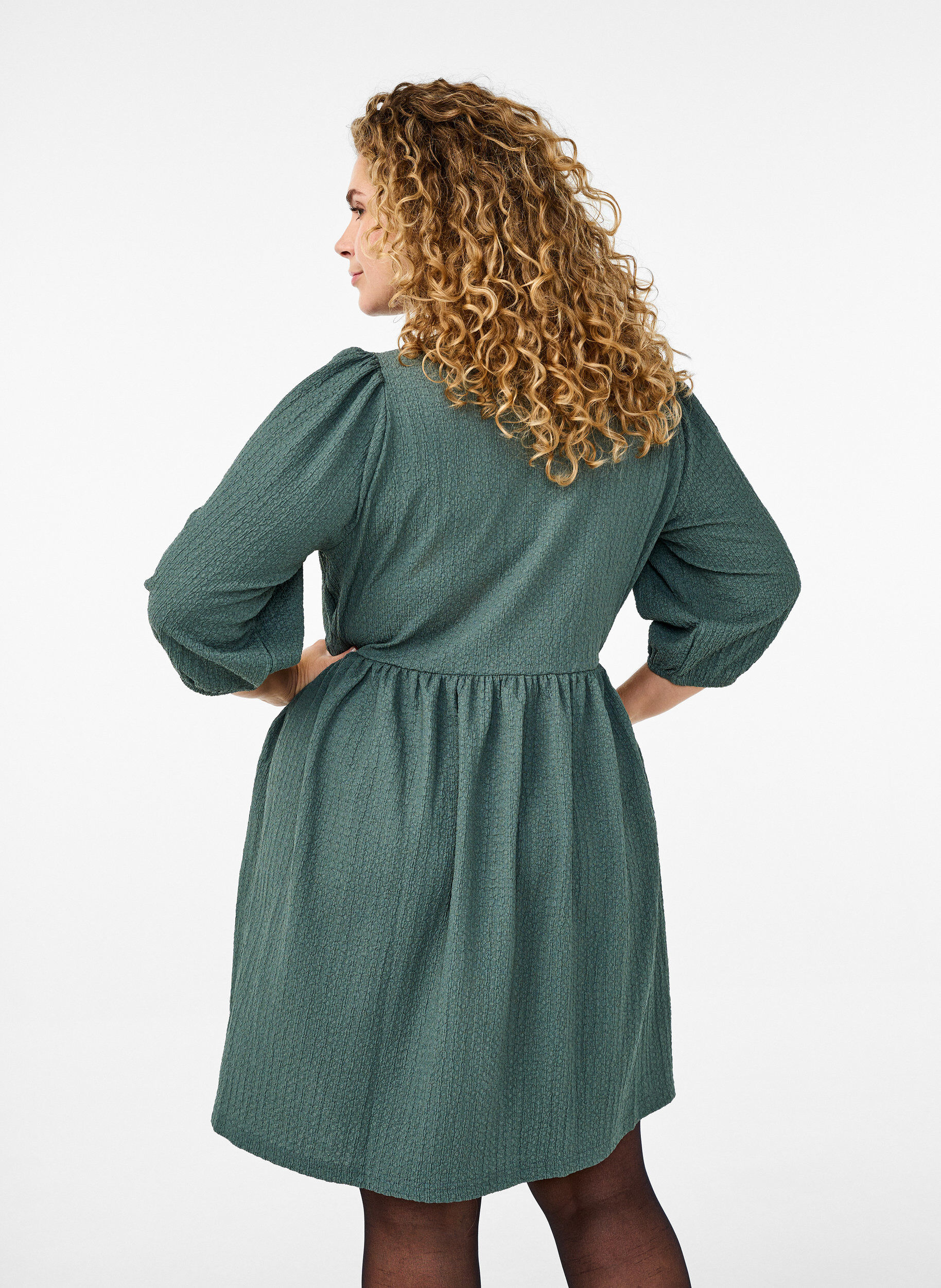 ZizziFLASH - Kurzes Kleid mit Struktur und 3/4-&Auml;rmeln, Balsam Green, Model image number 1