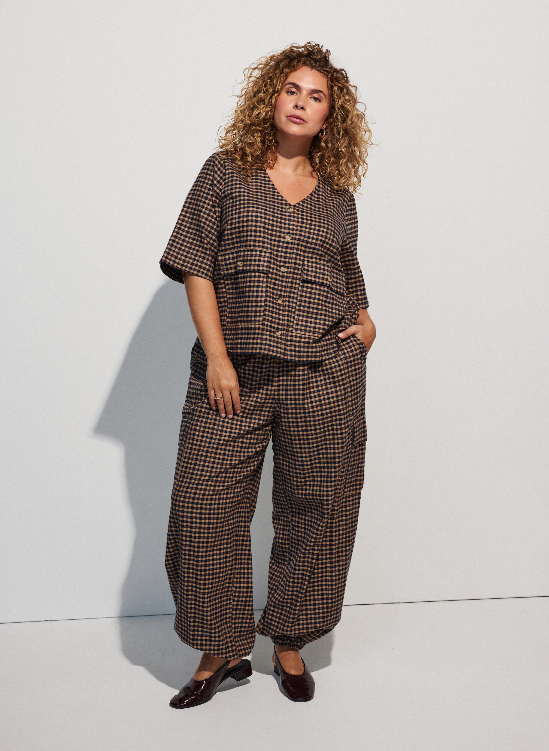 Karierte Cargohose aus Baumwolle, Braun, Model
