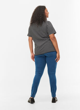 Hochtaillierte Super Slim Amy Jeans, Mid Blue, Model image number 1