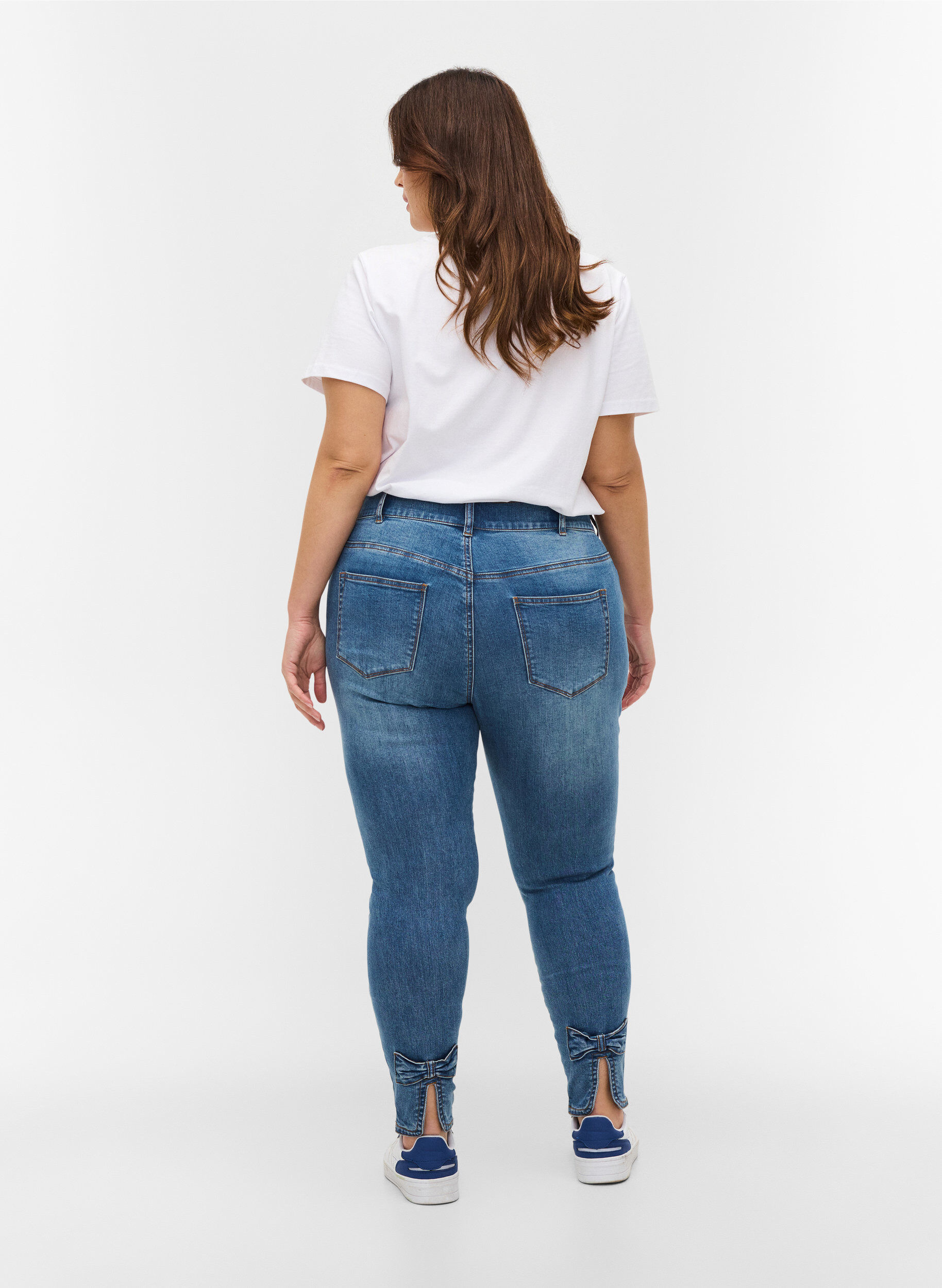 ZizziCropped Amy Jeans mit hoher Taille und Schleife, Blue denim, Model image number 1