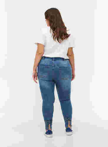 Cropped Amy Jeans mit hoher Taille und Schleife, Blue denim, Model image number 1