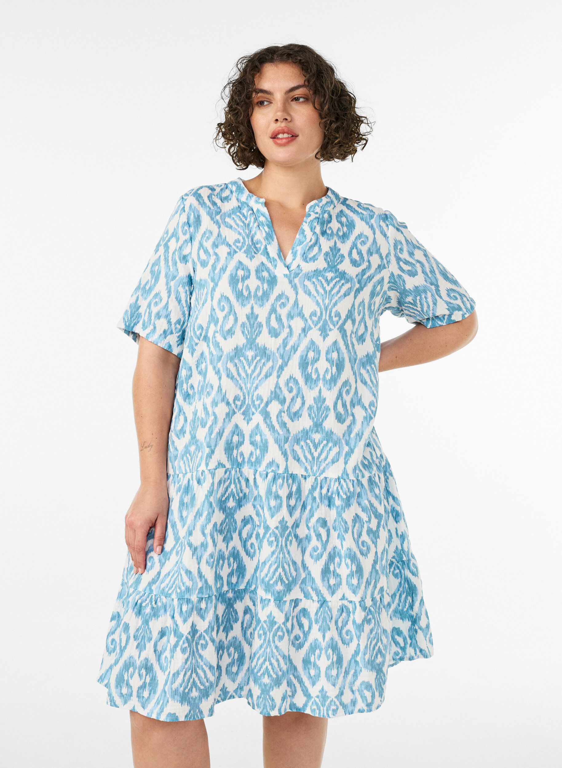 Kurzes A-Linien-Kleid aus Baumwollmusselin, Vanille, Model