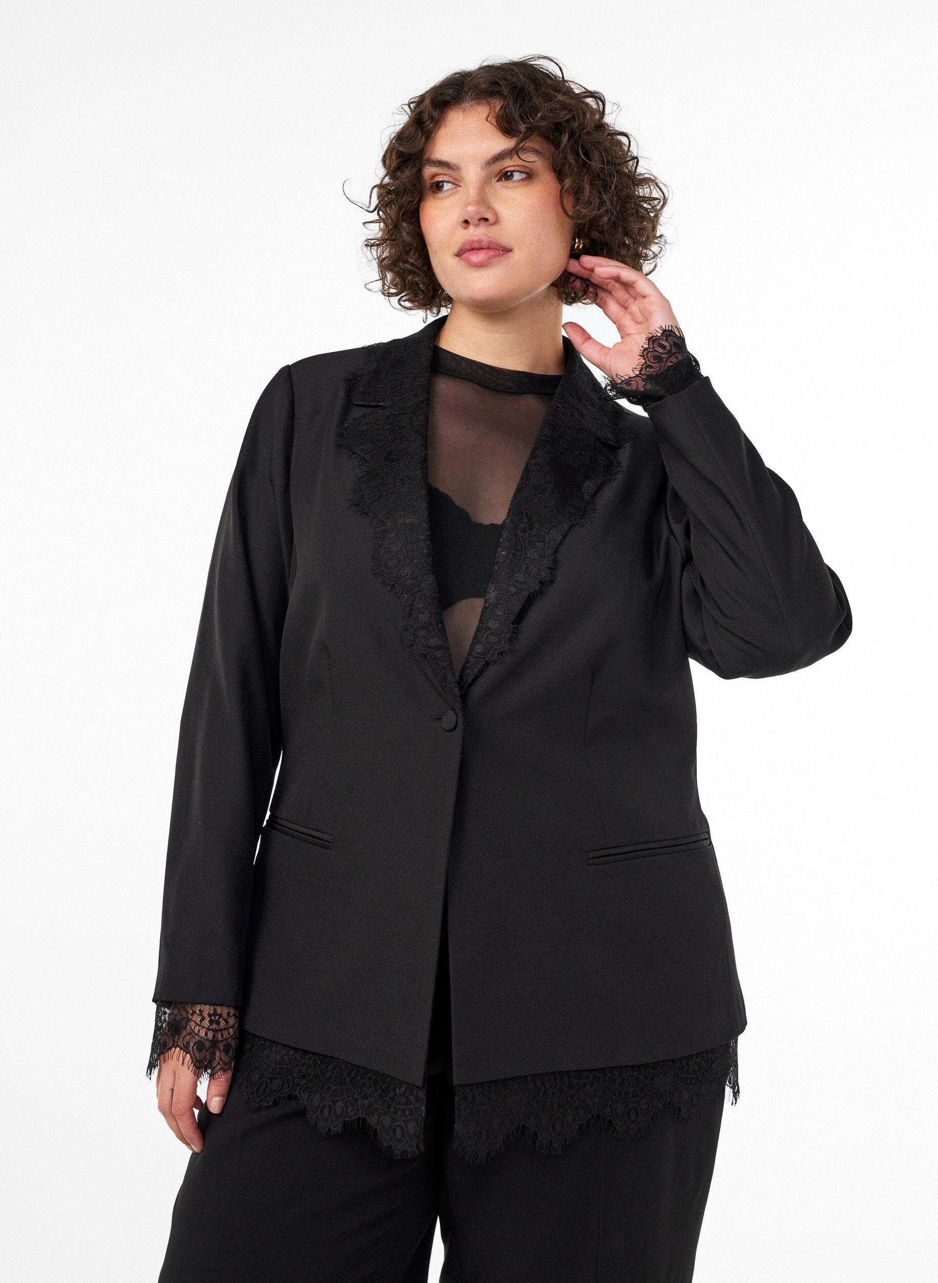 Blazer mit Spitzenbesatz, Schwarz, Model