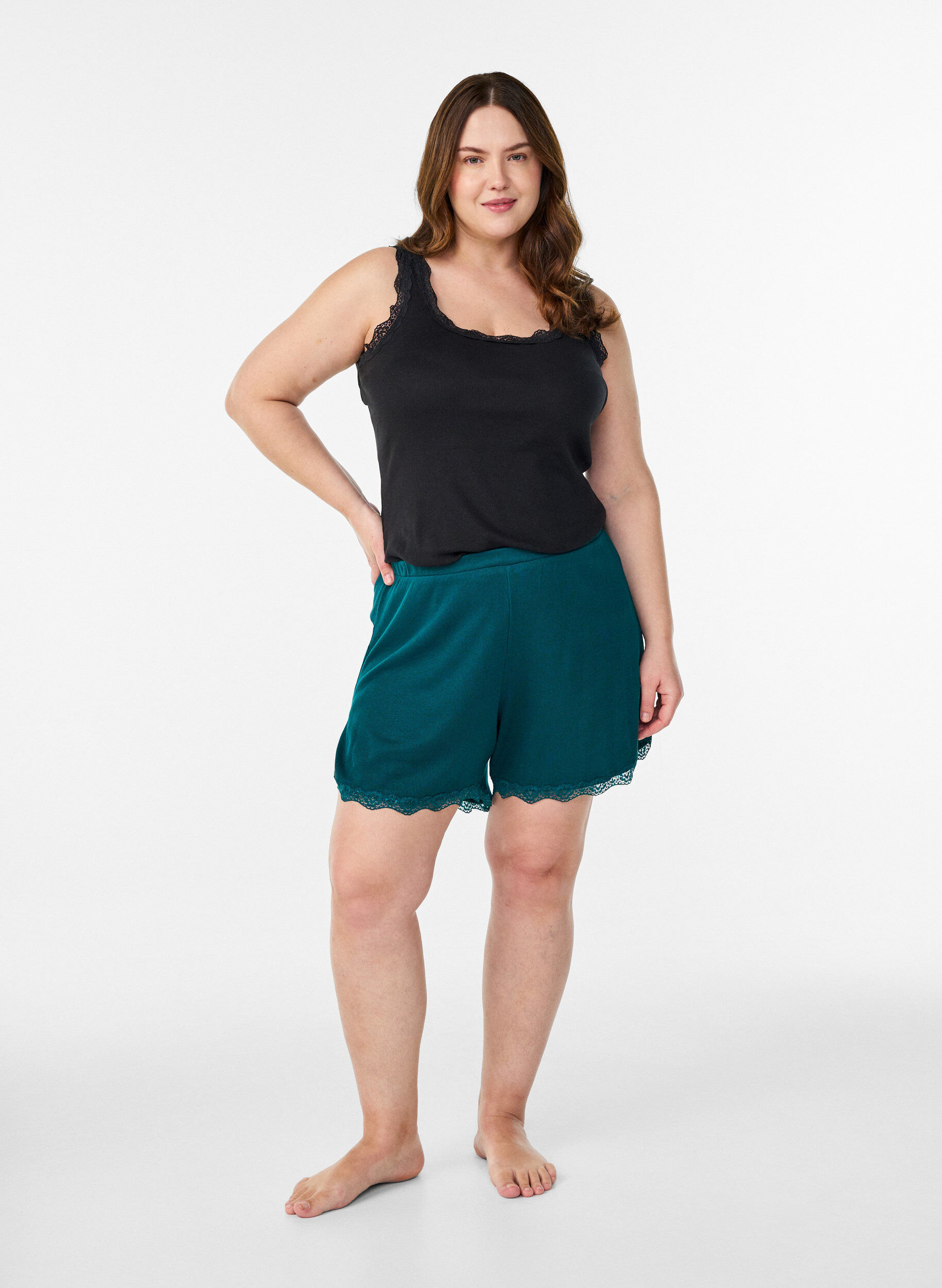 ZizziLockere Nachtshorts aus geripptem Material mit Spitzensaum, Gr&uuml;n, Model image number 1