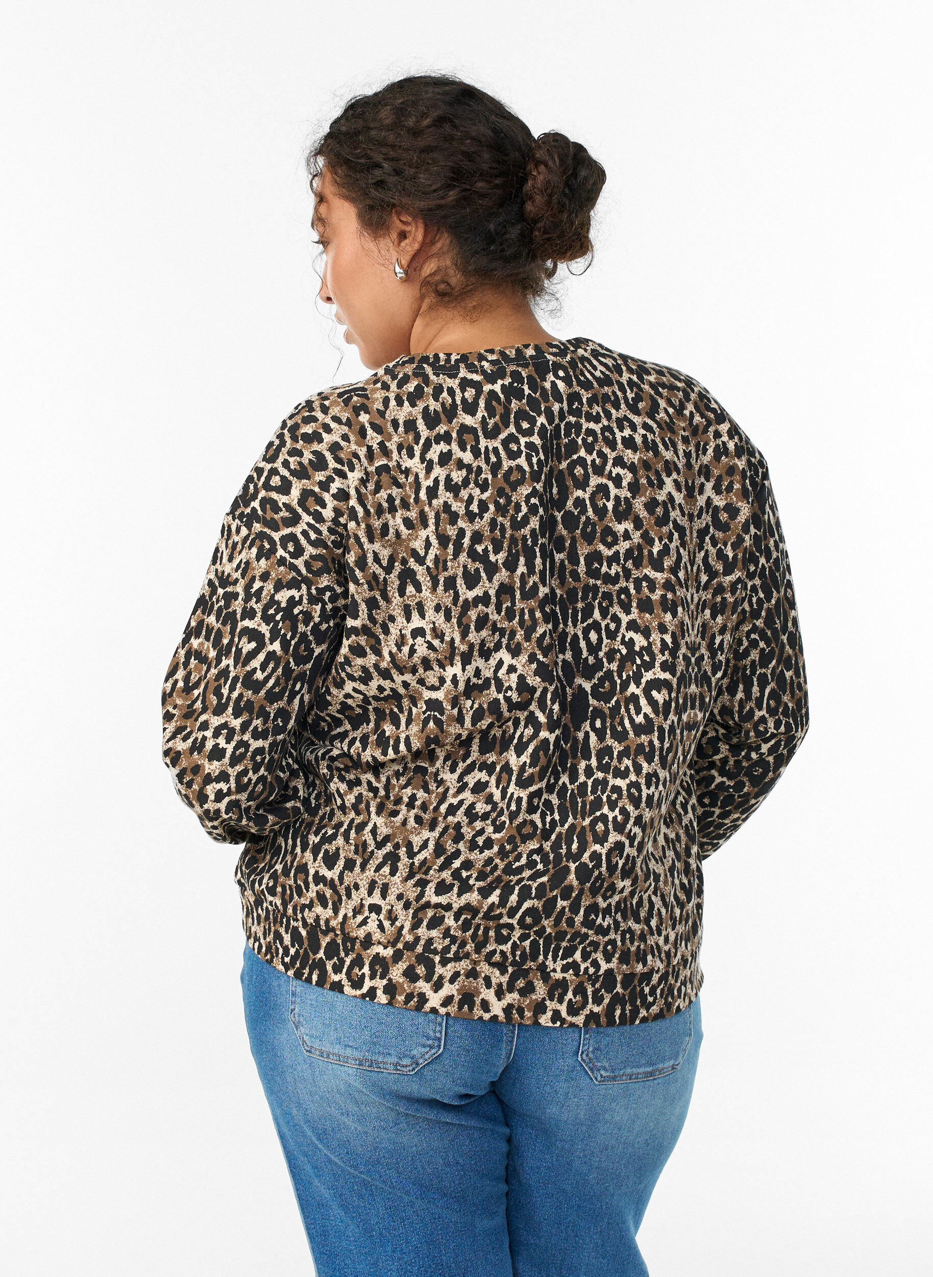 ZizziSweatshirt mit Leopardenmuster und Statement-Print, Braun, Model image number 2