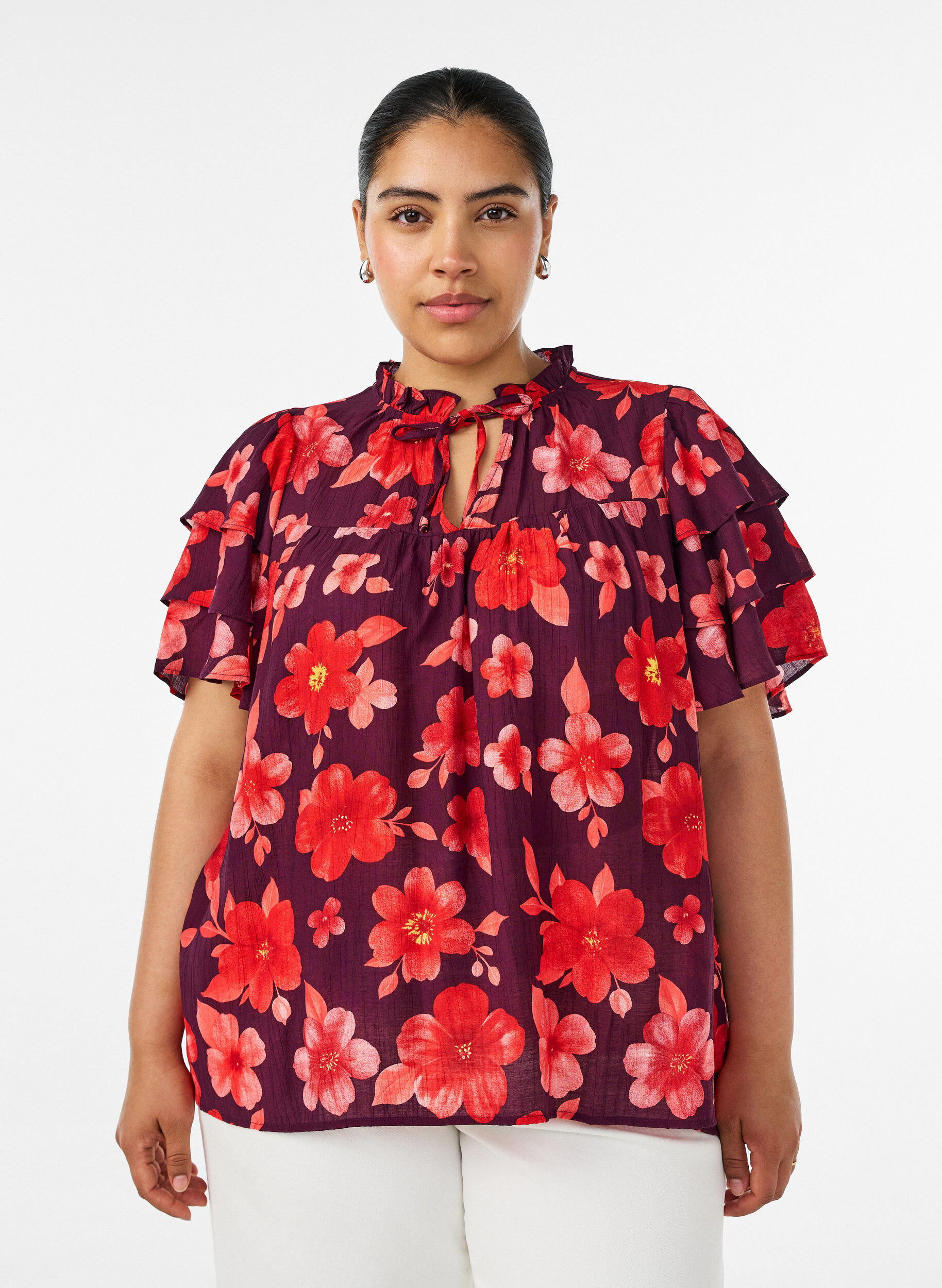Gebl&uuml;mte Bluse aus Viskose mit R&uuml;schen&auml;rmeln, Lila, Model
