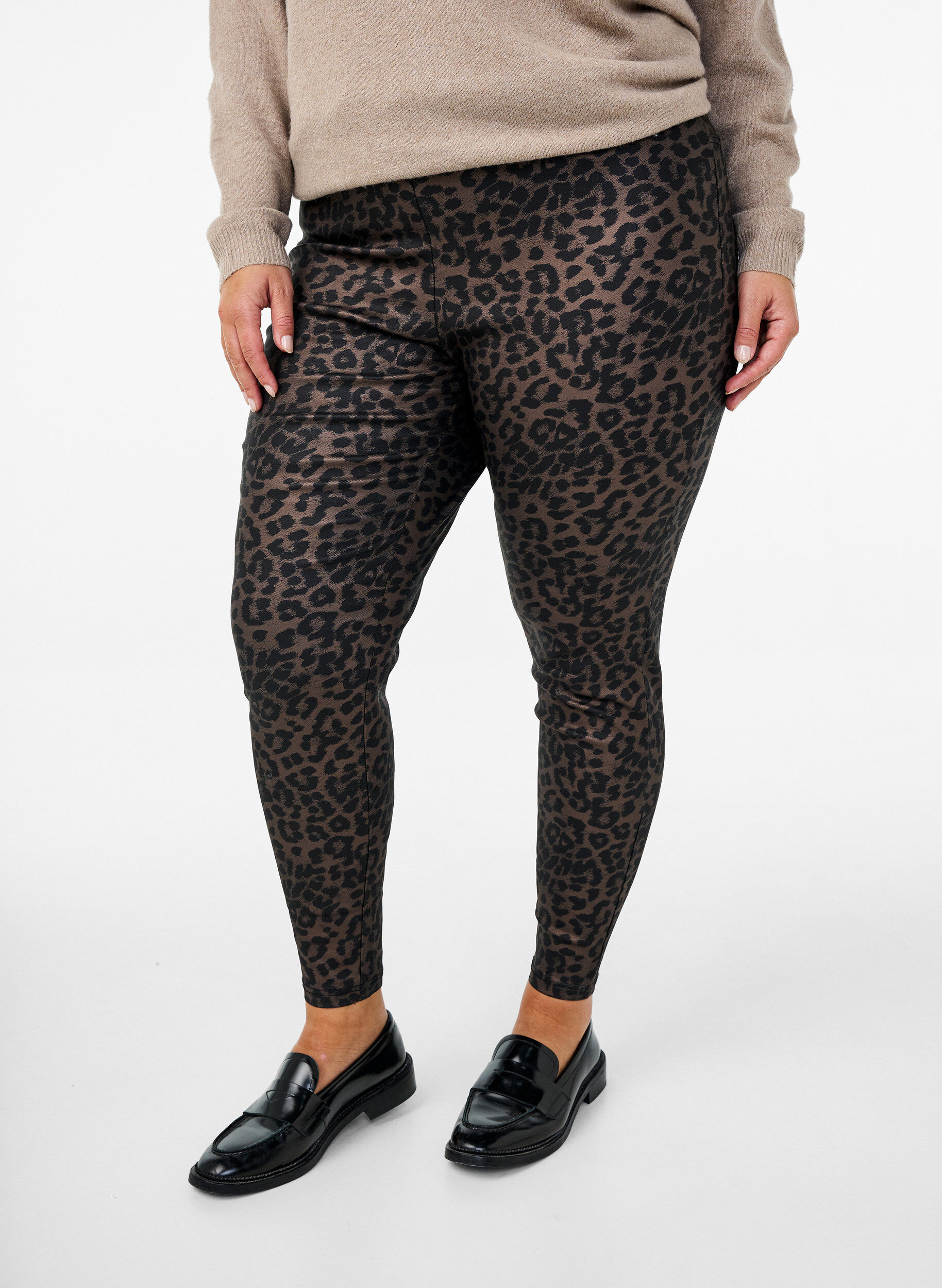 Beschichtete Leggings mit Leopardenmuster und verk&uuml;rzter L&auml;nge, Braun, Model