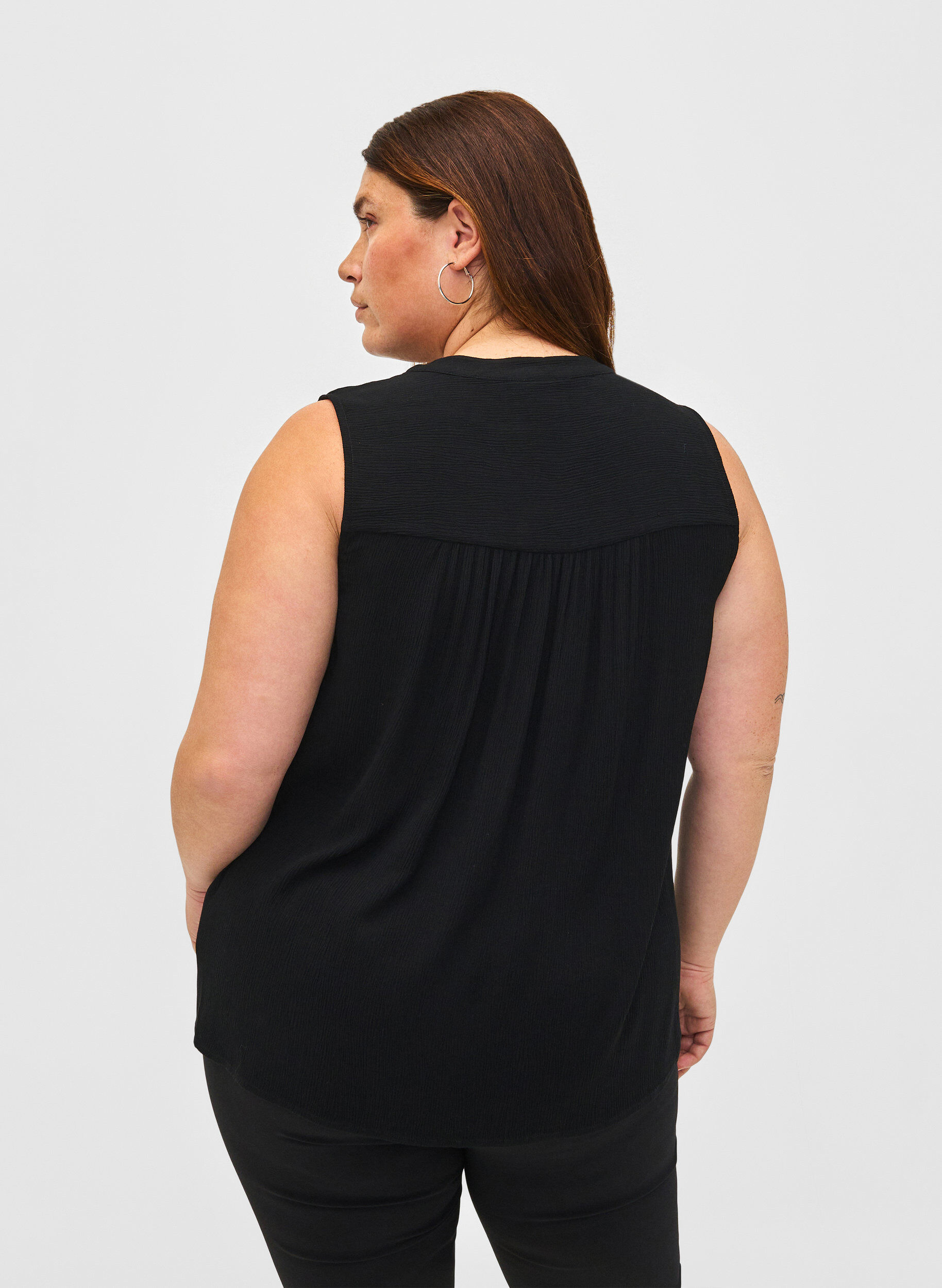 Zizzi&Auml;rmellose Bluse aus Viskose mit H&auml;keldetail, Black, Model image number 1