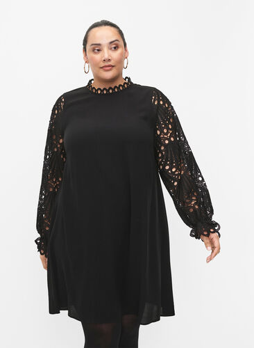 Kleid aus Viskose mit crochet Ärmeln, Black, Model image number 0
