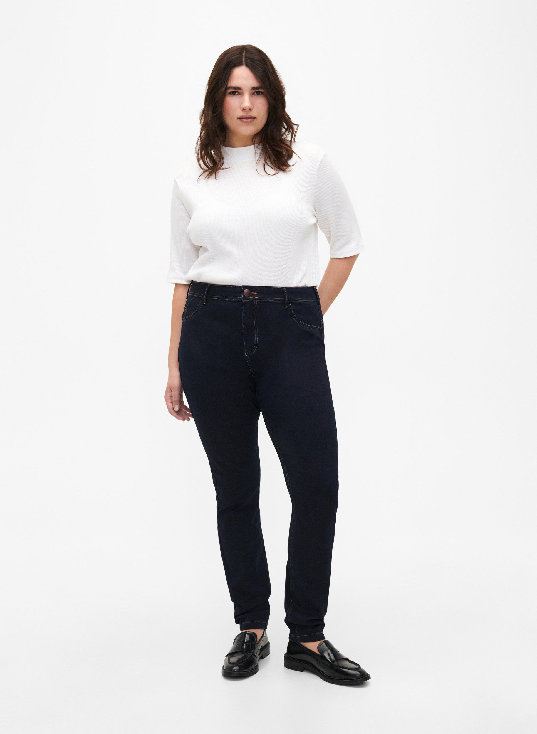Super Slim Amy Jeans mit hoher Taille, Blau, Model