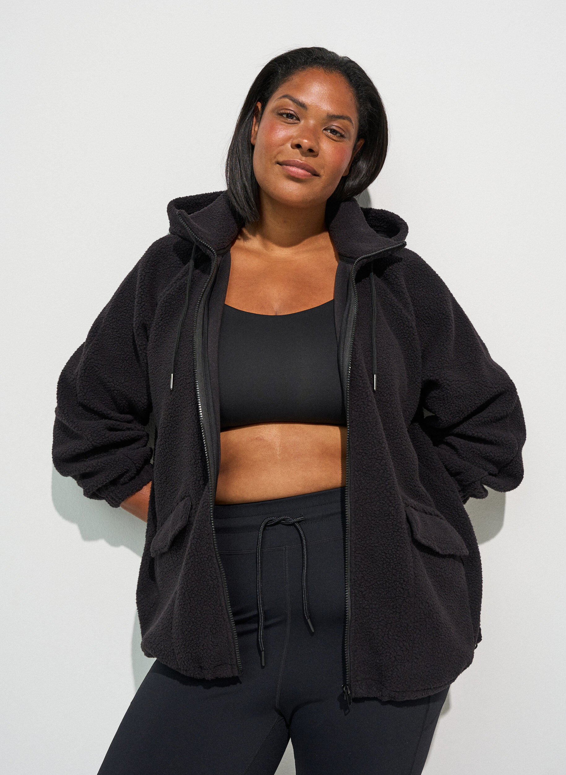 ZizziTeddyjacke mit Kapuze und Rei&szlig;verschluss, Schwarz, Model image number 0