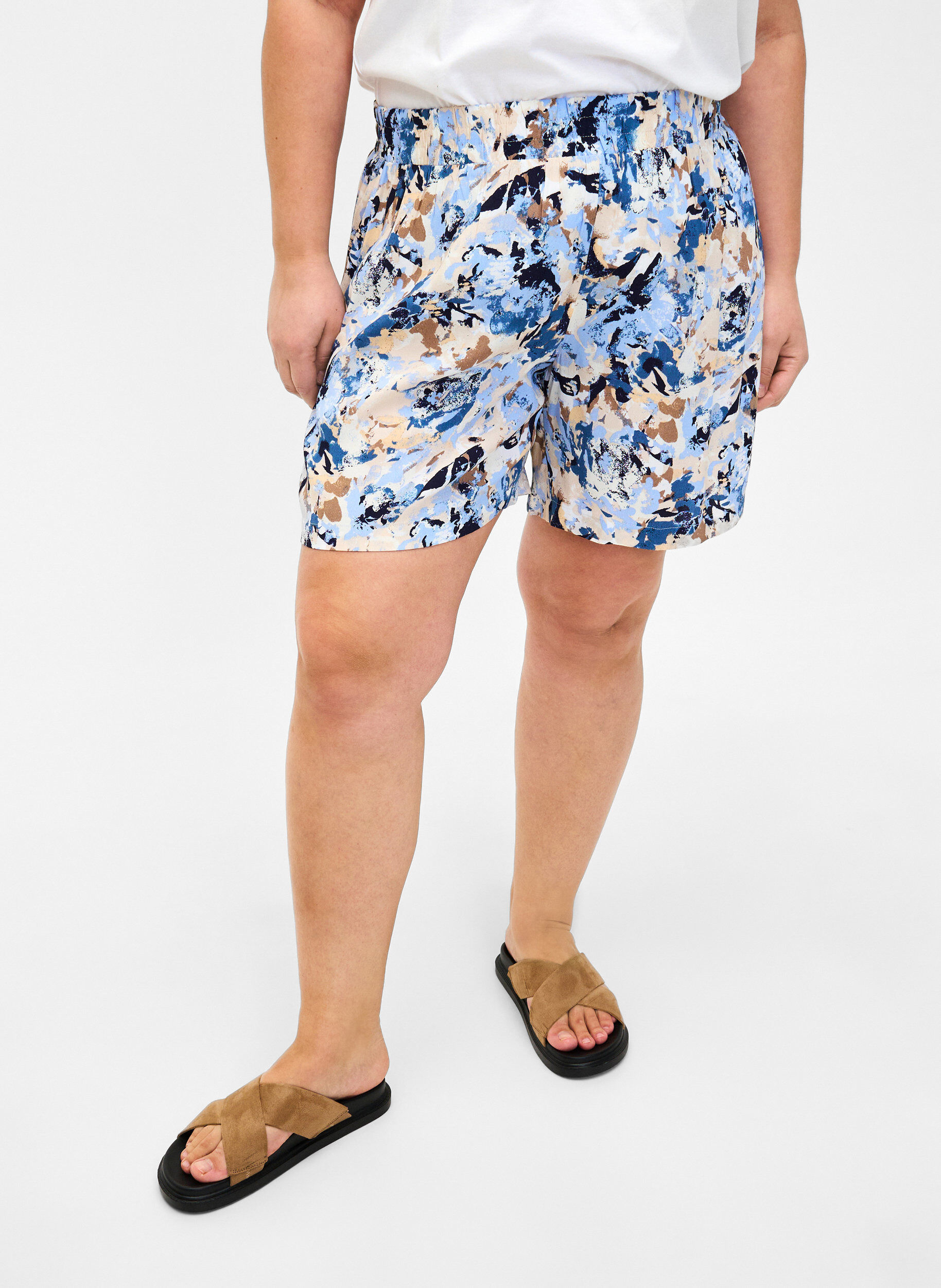 ZizziLocker sitzende Shorts aus Viskose, Blue Graphic AOP, Model image number 2