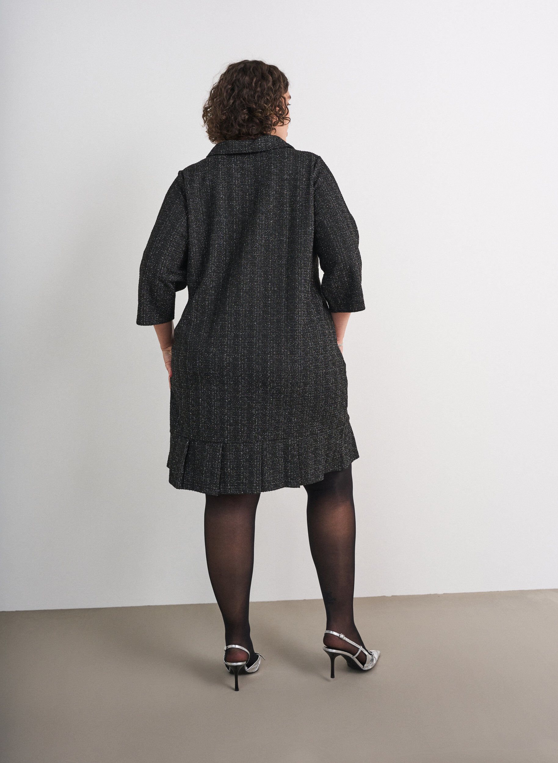 ZizziKurzes Boucl&eacute;-Kleid mit Zierkn&ouml;pfen, Schwarz, Model image number 2