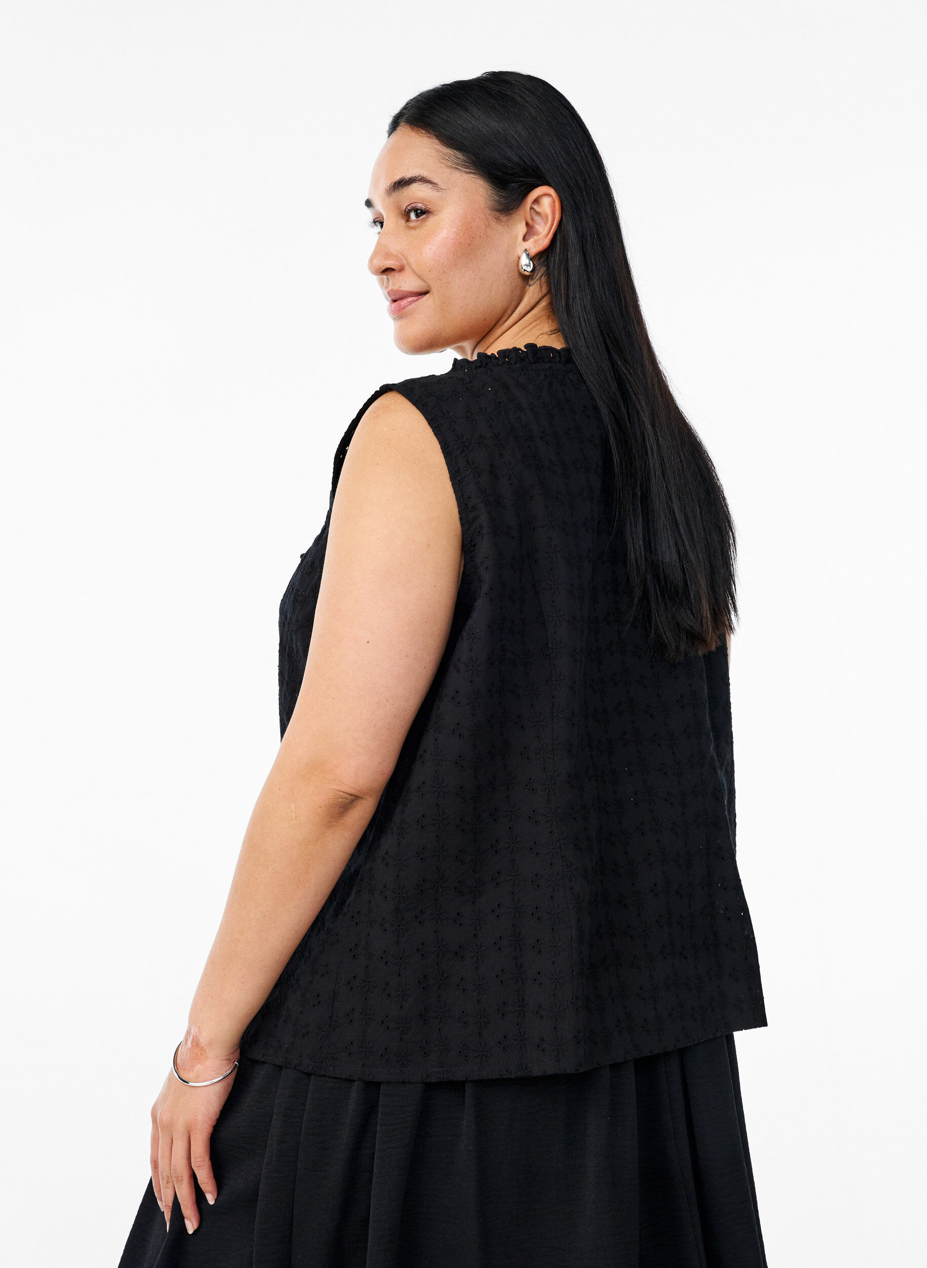 Zizzi&Auml;rmellose Bluse mit Lochstickerei und R&uuml;schen, Schwarz, Model image number 2