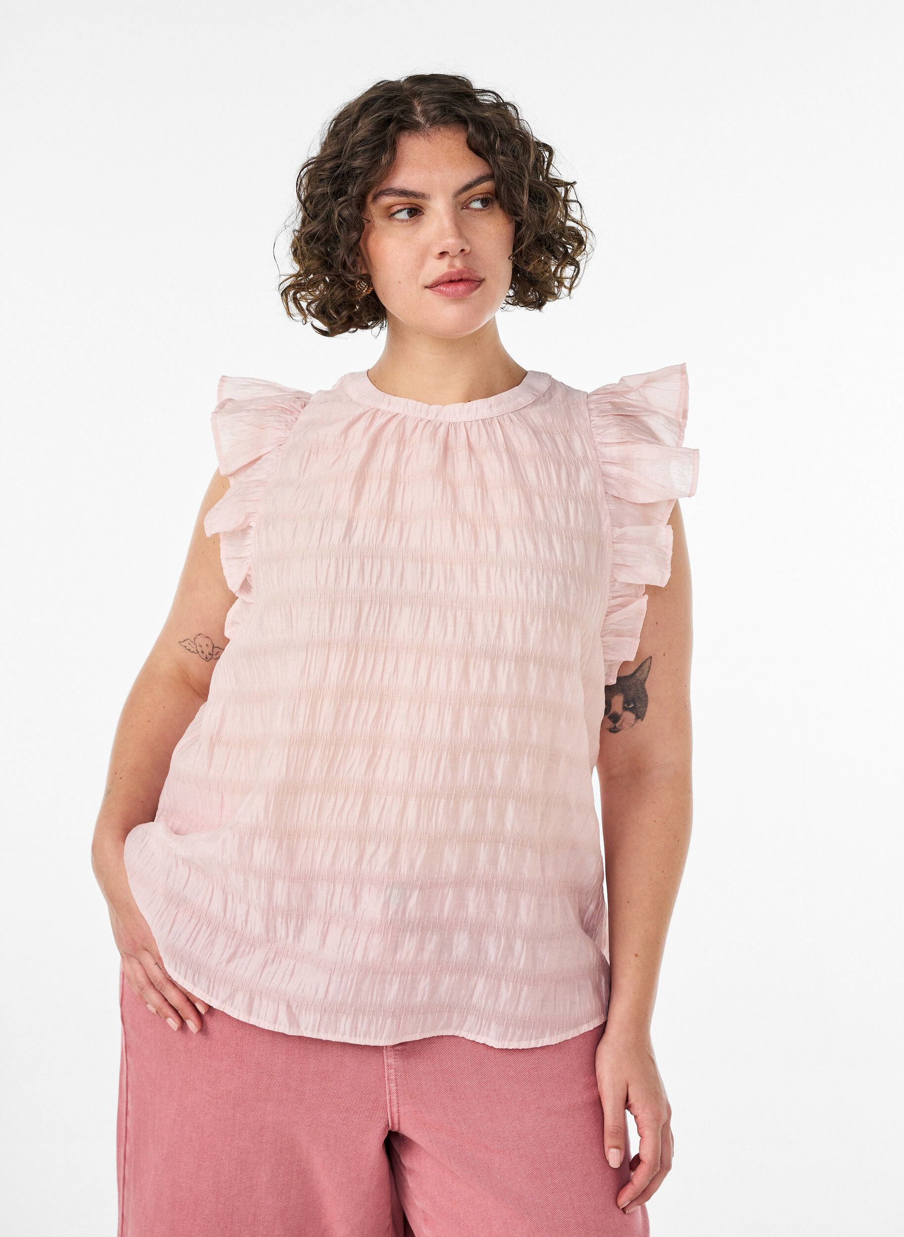 Zizzi&Auml;rmellose Bluse mit Struktur und R&uuml;schen, Rot, Model image number 0